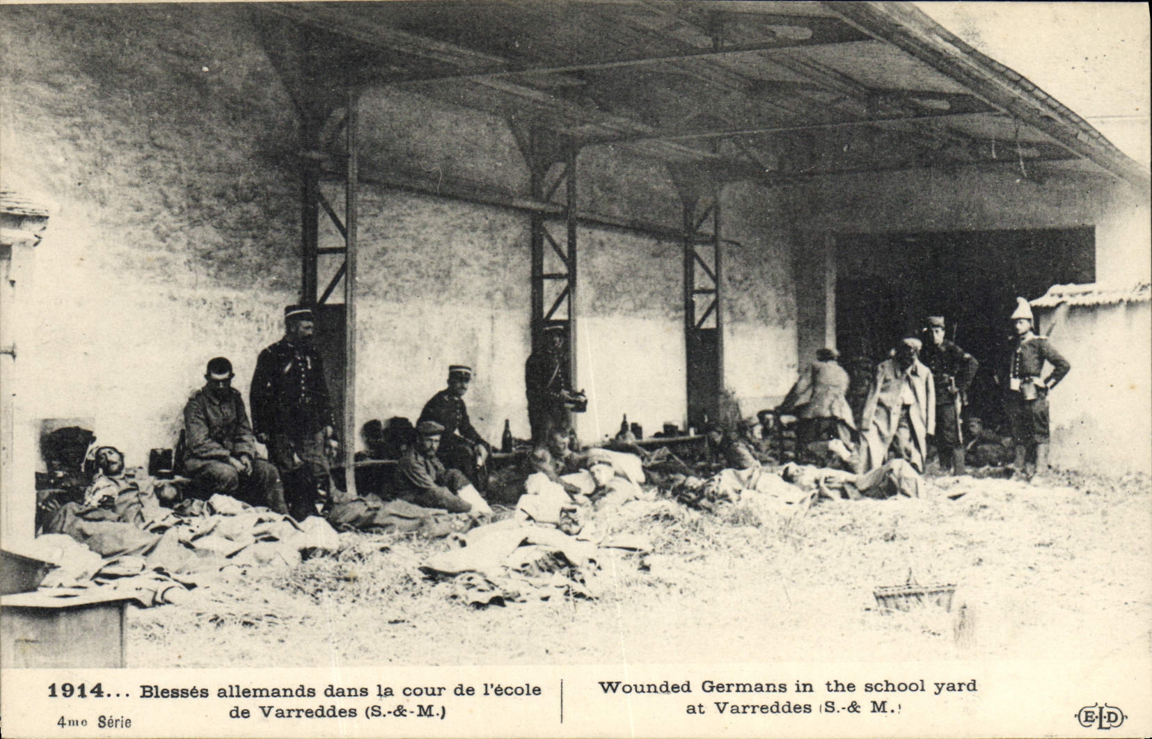 CPA Militaria Blesses allemands dans la cour de l'ecole de Varreddes