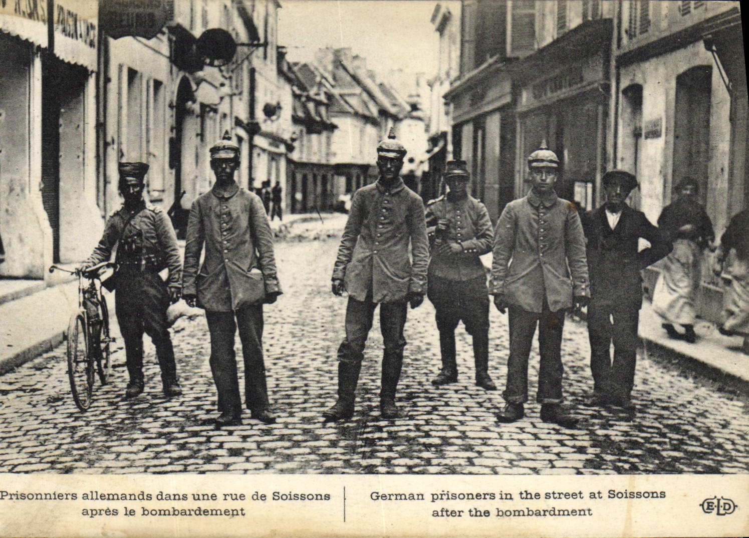 CPA Militaria Prisonniers allemands dans une rue de Soissons apres le bombardement 