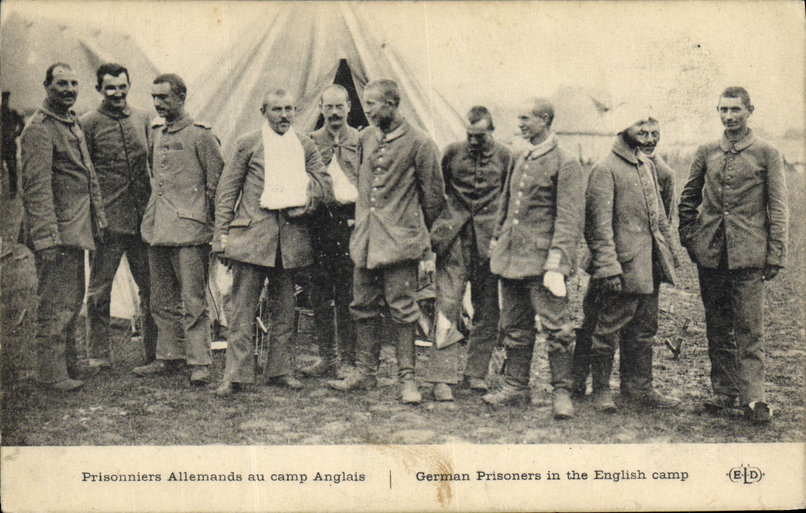 CPA Militaria Prisonniers allemands au camp anglais 
