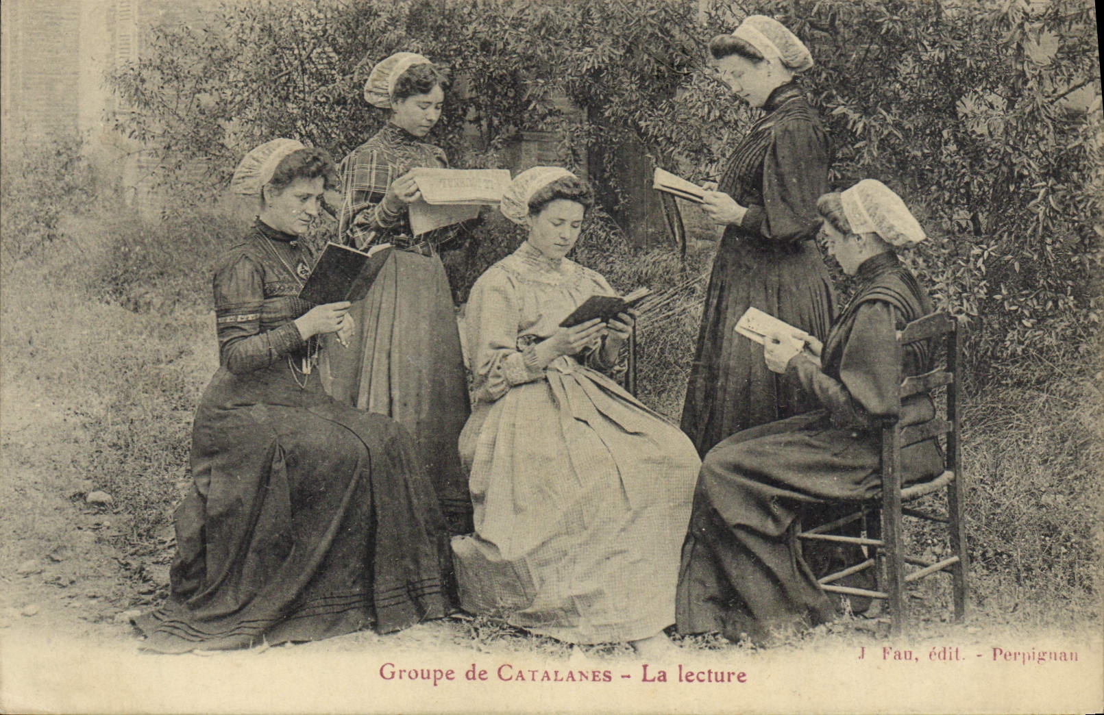 CPA Folklore Groupe de catalanes La lecture