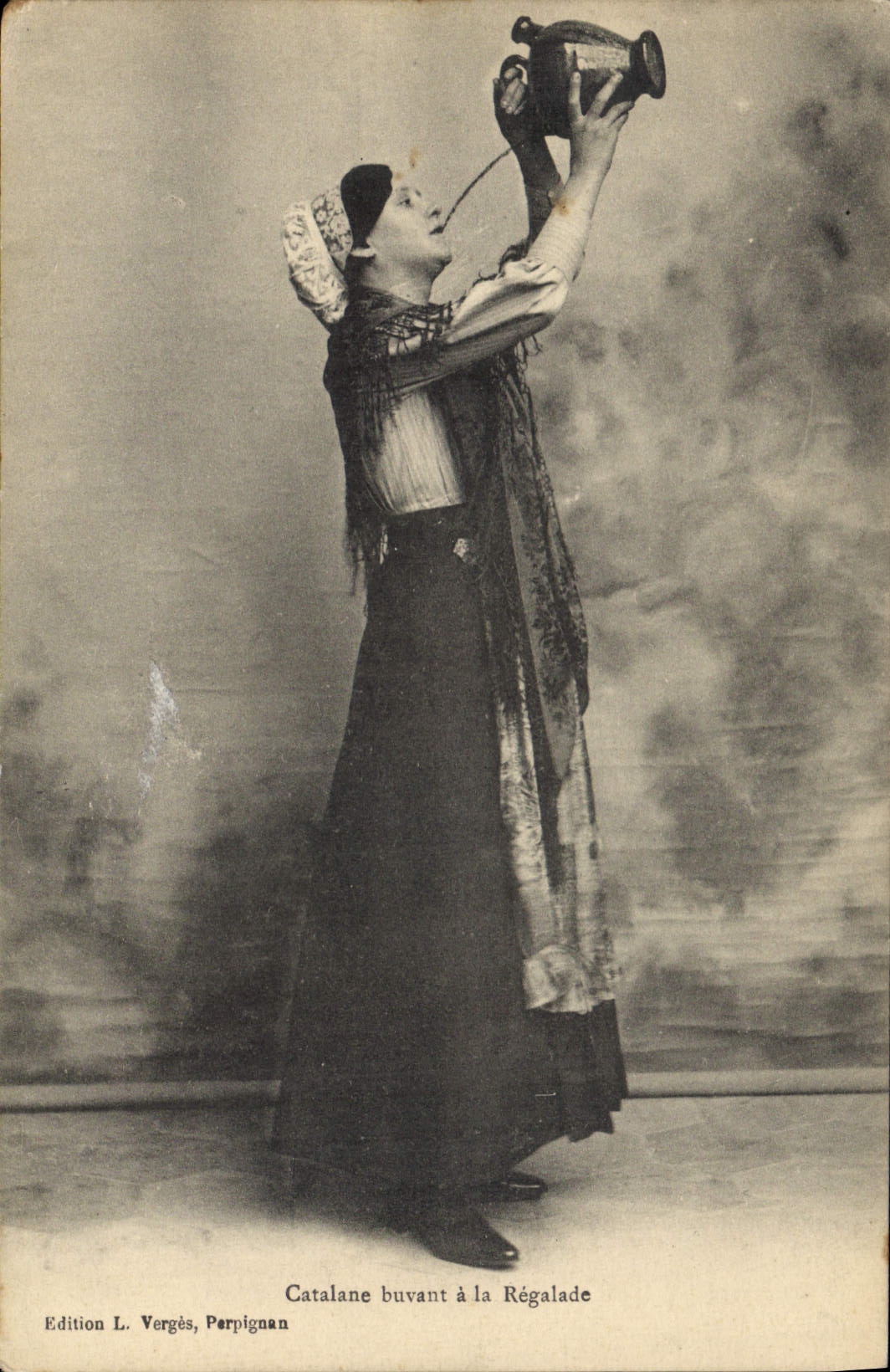 CPA Folklore Catalane buvant a la regalade 