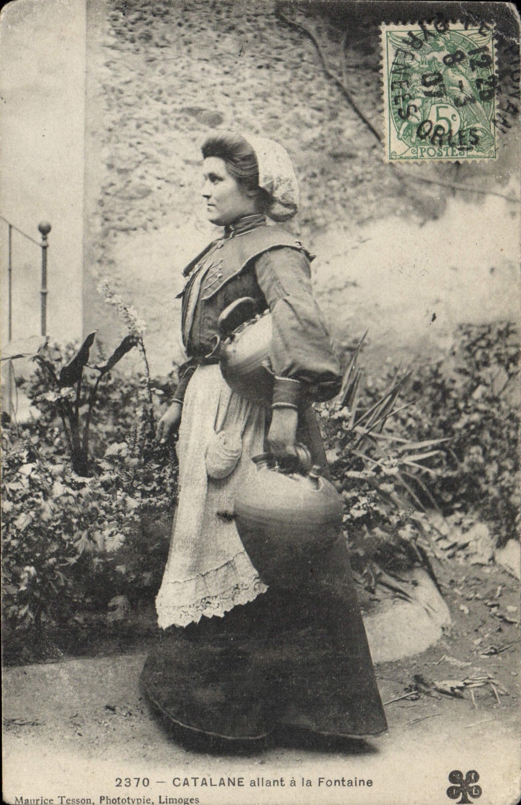 CPA Folklore Catalane allant a la fontaine 