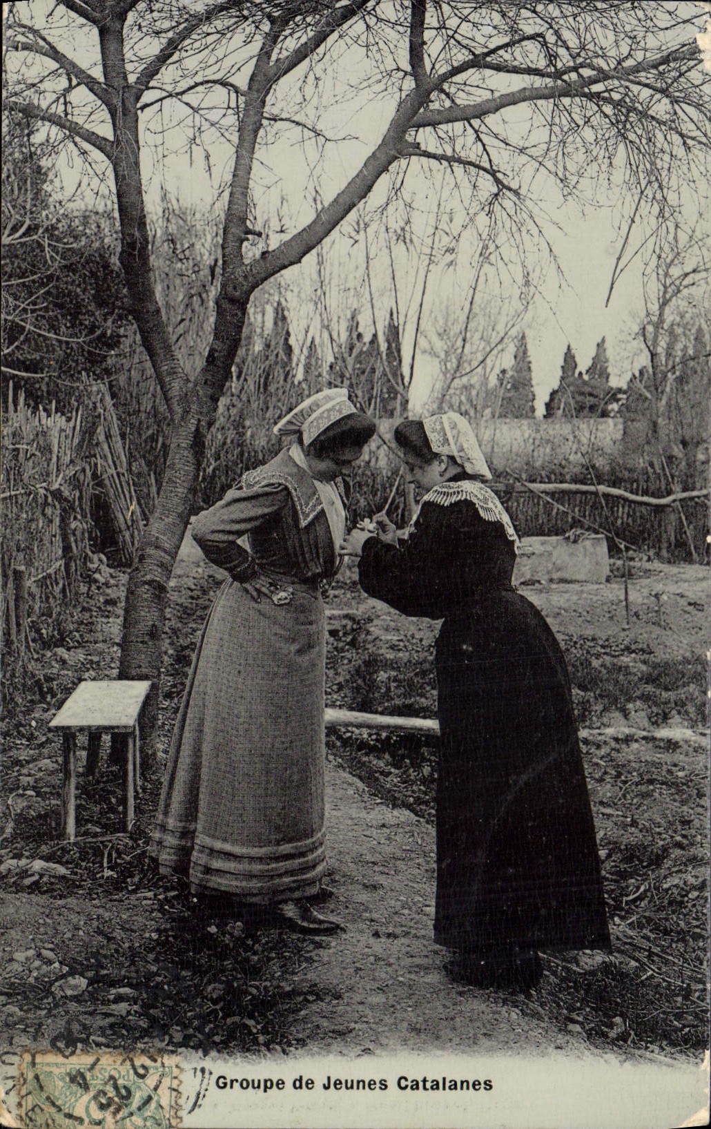 CPA Folklore Groupe de jeunes catalanes 