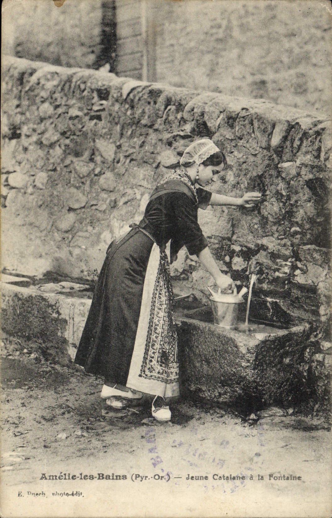 CPA Folklore Amelie les Bains Jeune catalane a la fontaine