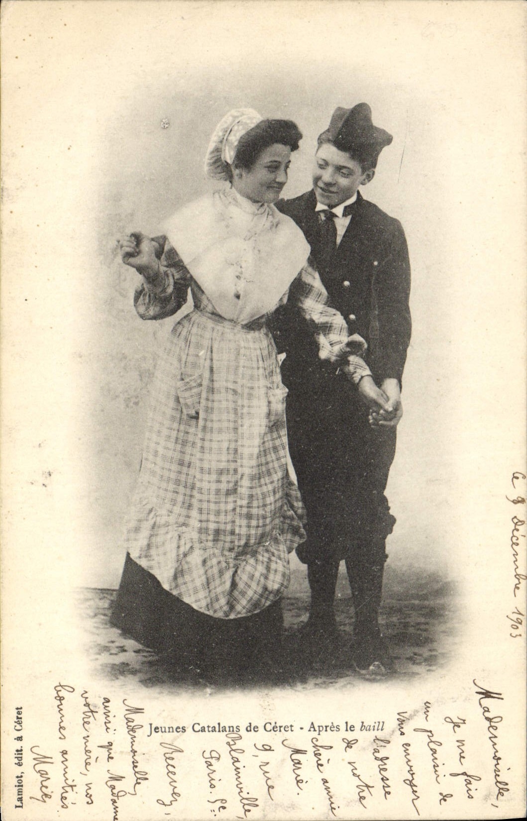 CPA Folklore Jeunes catalanes de Ceret Apres le baill