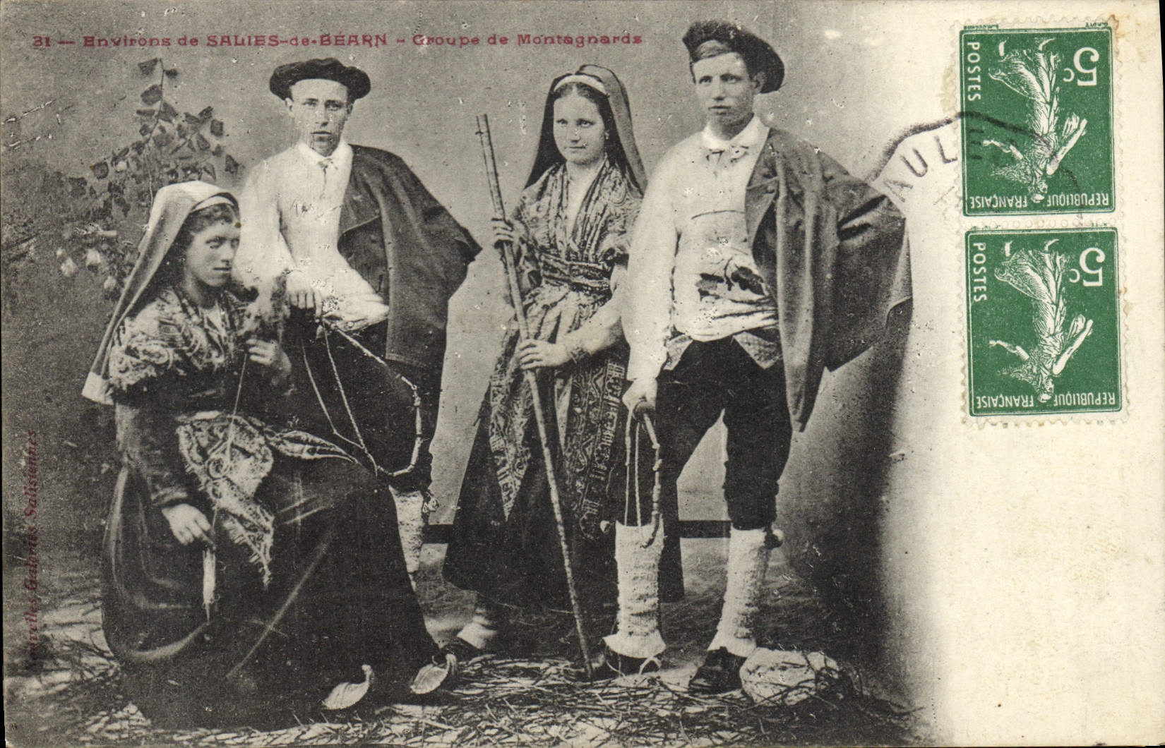 CPA Folklore Environs de Salies de Bearn Groupe de montagnards 