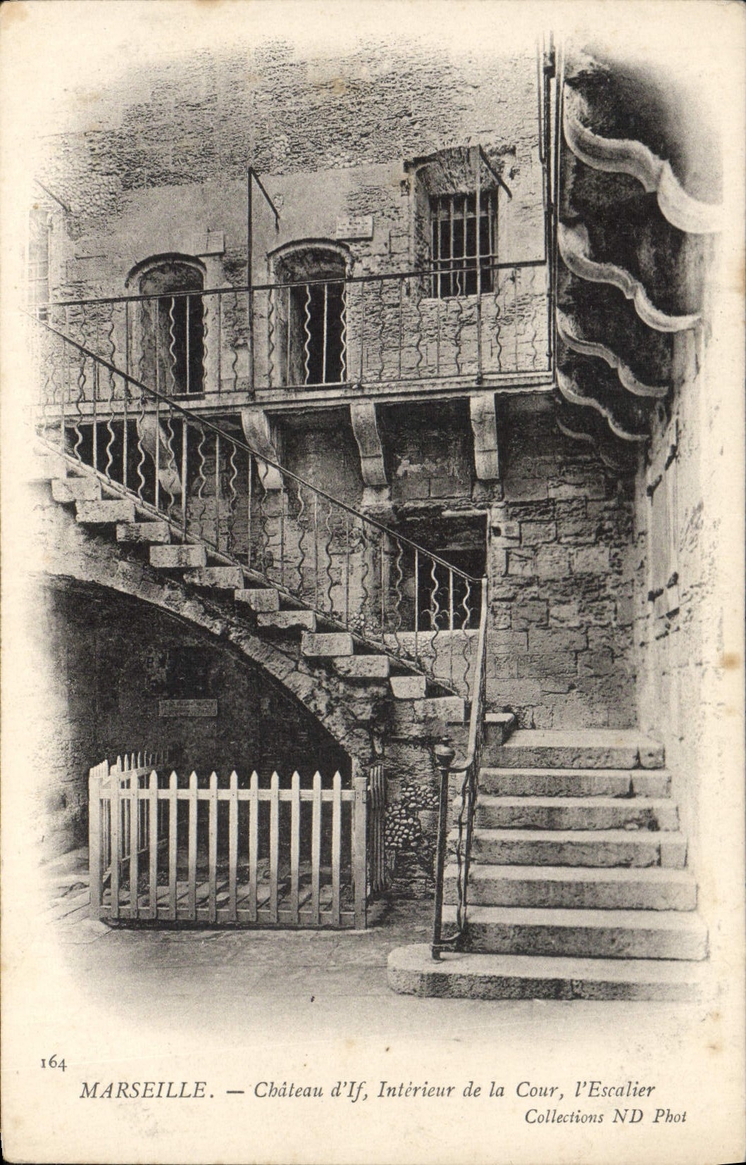 CPA Marseille Chateau Interieur De La Cour I'Escalier