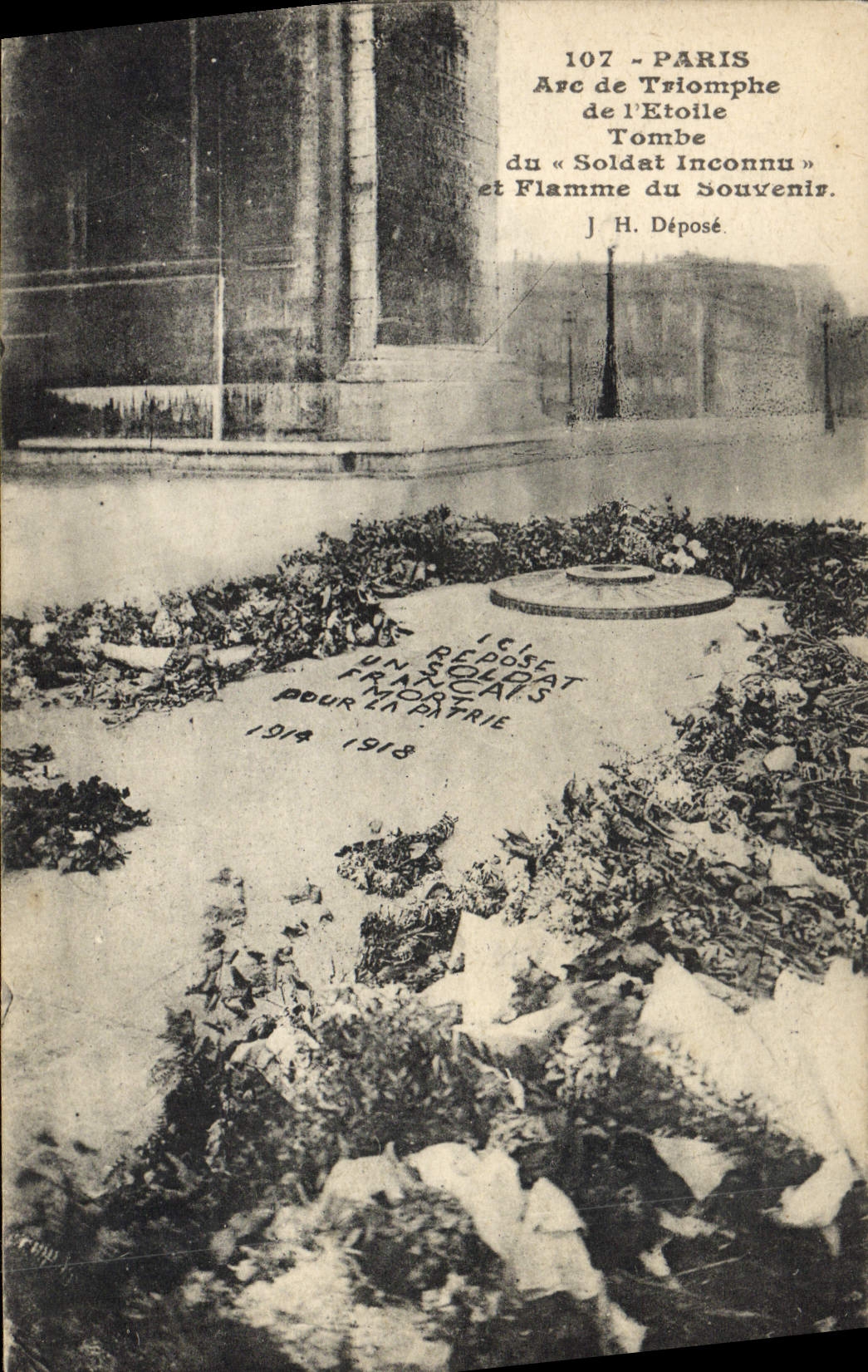 CPA Paris Arc De Triomphe De I'Etoile Tombe du soldat inconnu et flamme du souvenir