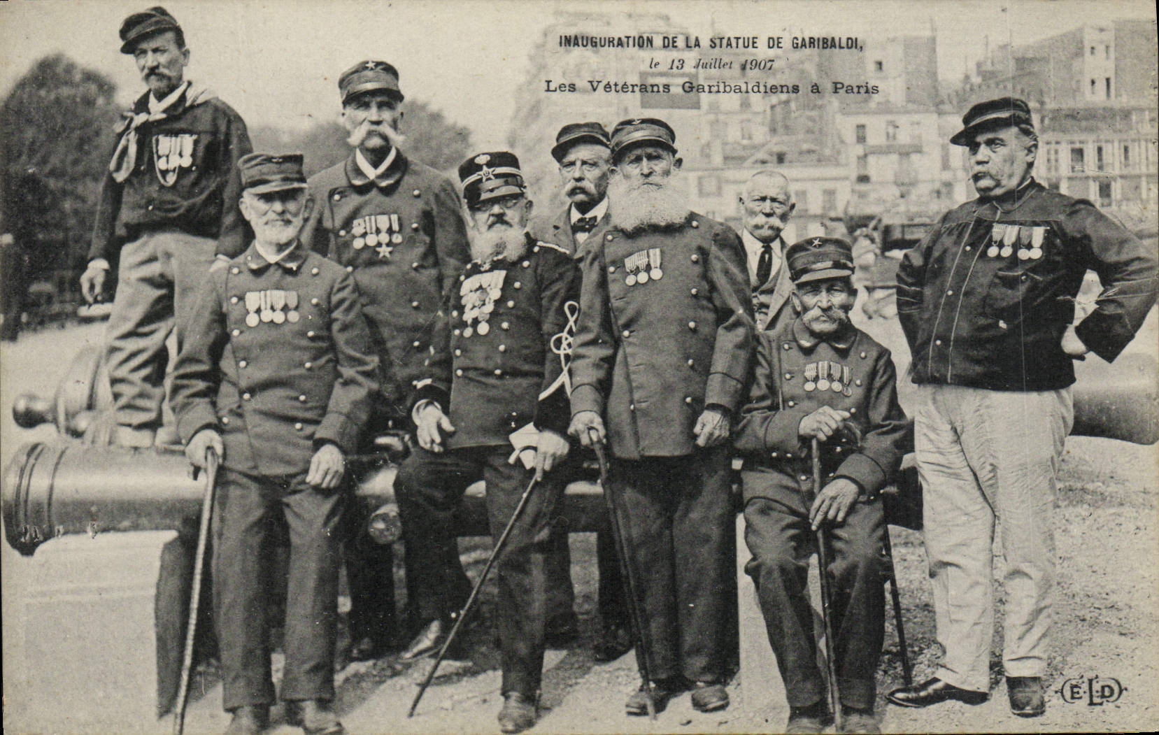CPA Militaria Inauguration de la statue de Garibaldi 13 juillet 1907 Les veterans Garibaldiens a Paris Medaille TOP