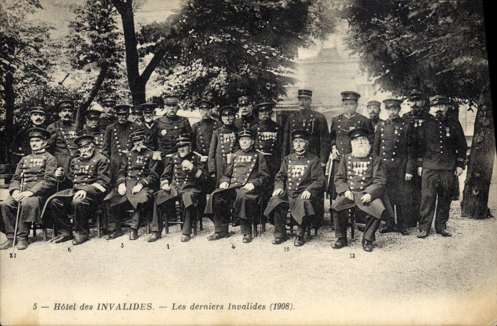 CPA Militaria Hotel des Invalides Paris Les derniers invalides 1908