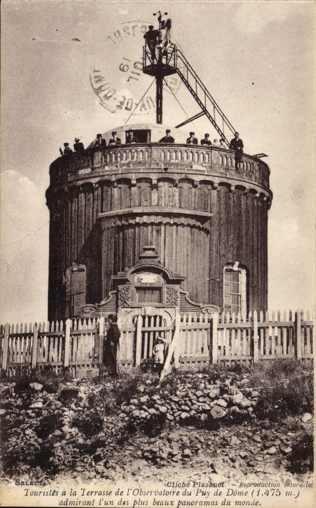 CPA Touristes a la terrasse de l'Observatoire du Puy de Dome