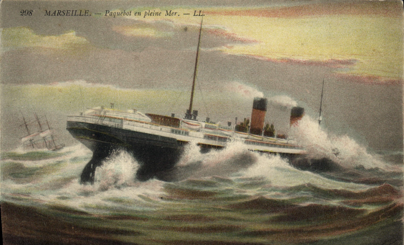 CPA Bateau Paquebot en pleine mer Marseille