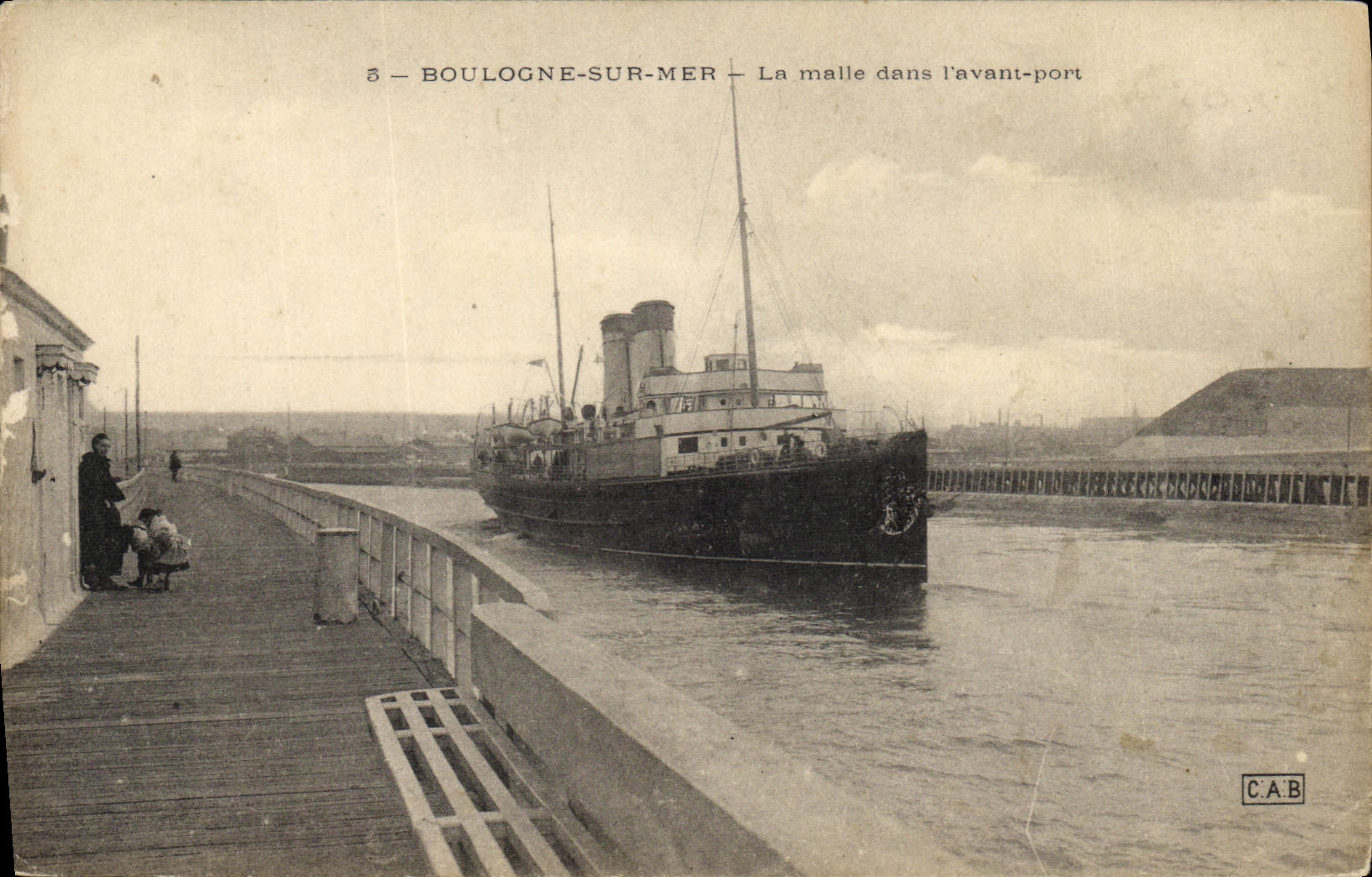 CPA Bateau Boulogne sur Mer La malle dans l'avant port