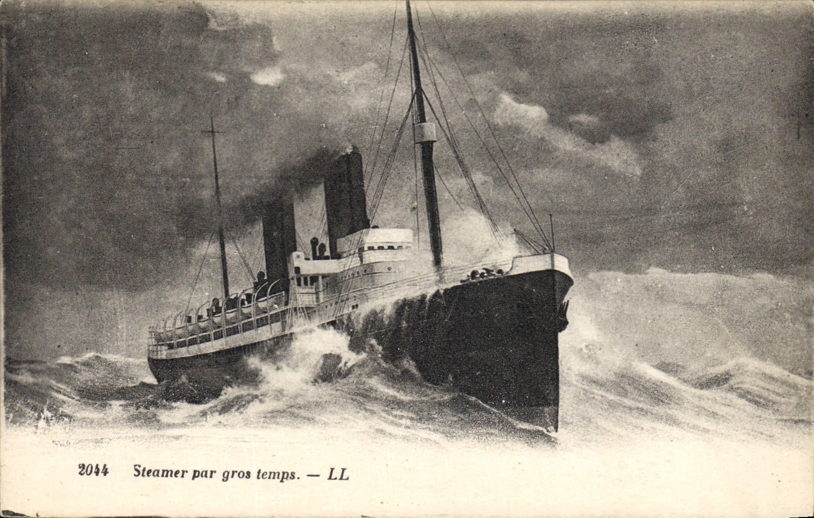 CPA Bateau Paquebot Steamer par gros temps