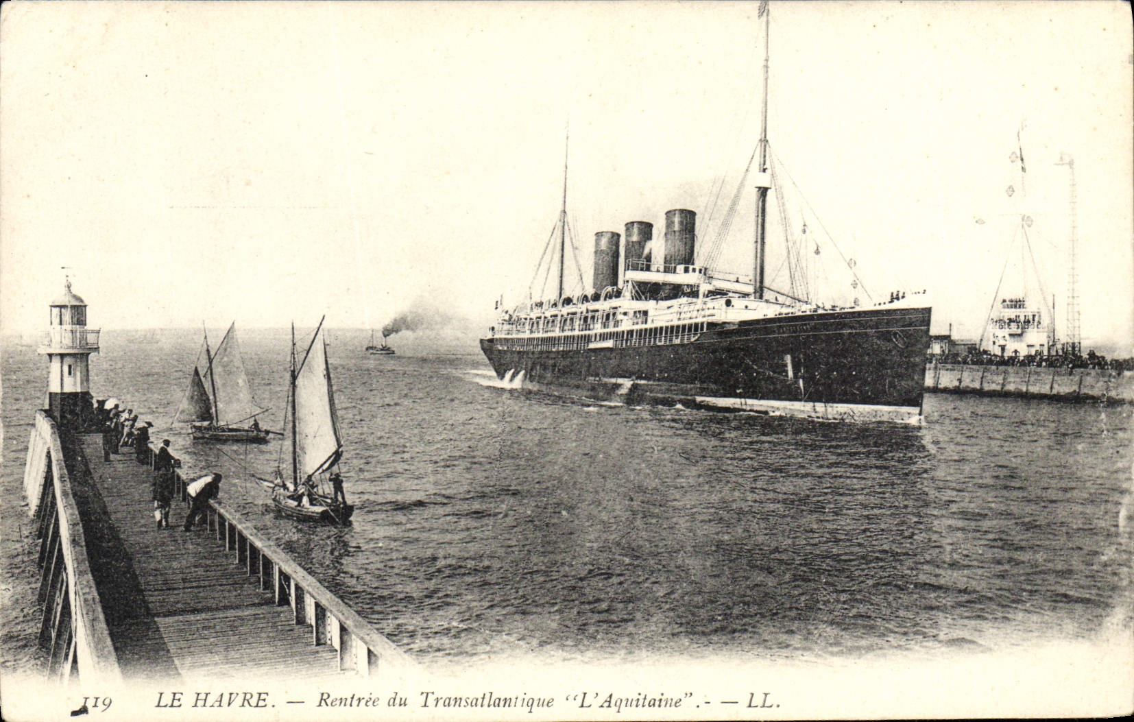 CPA Bateau Paquebot Le Havre Rentree du transatlantique L'Aquitaine