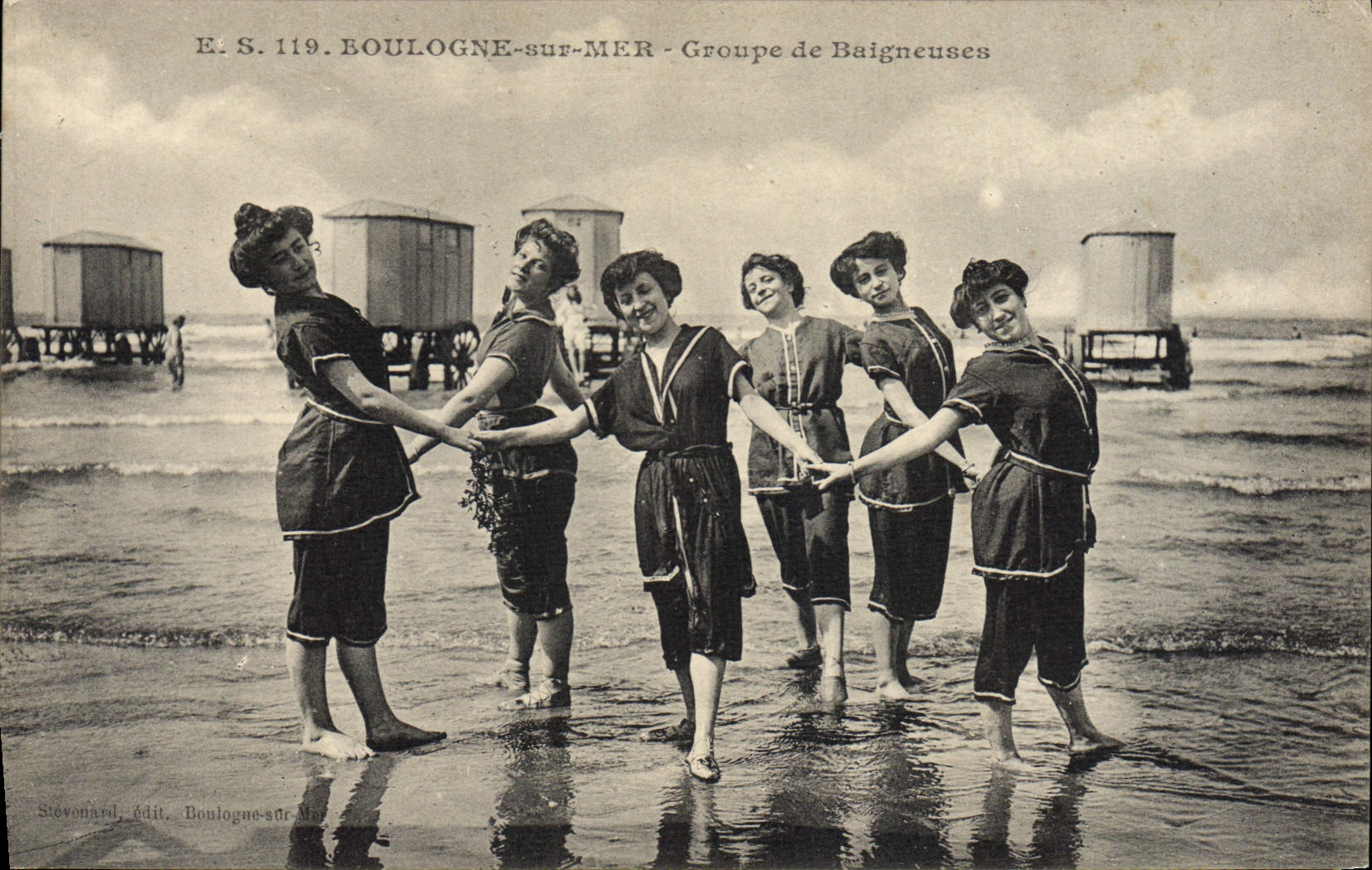 VINTAGE POSTCARD Folklore Bathing suit Boulogne Woman on Mer Groups bathers