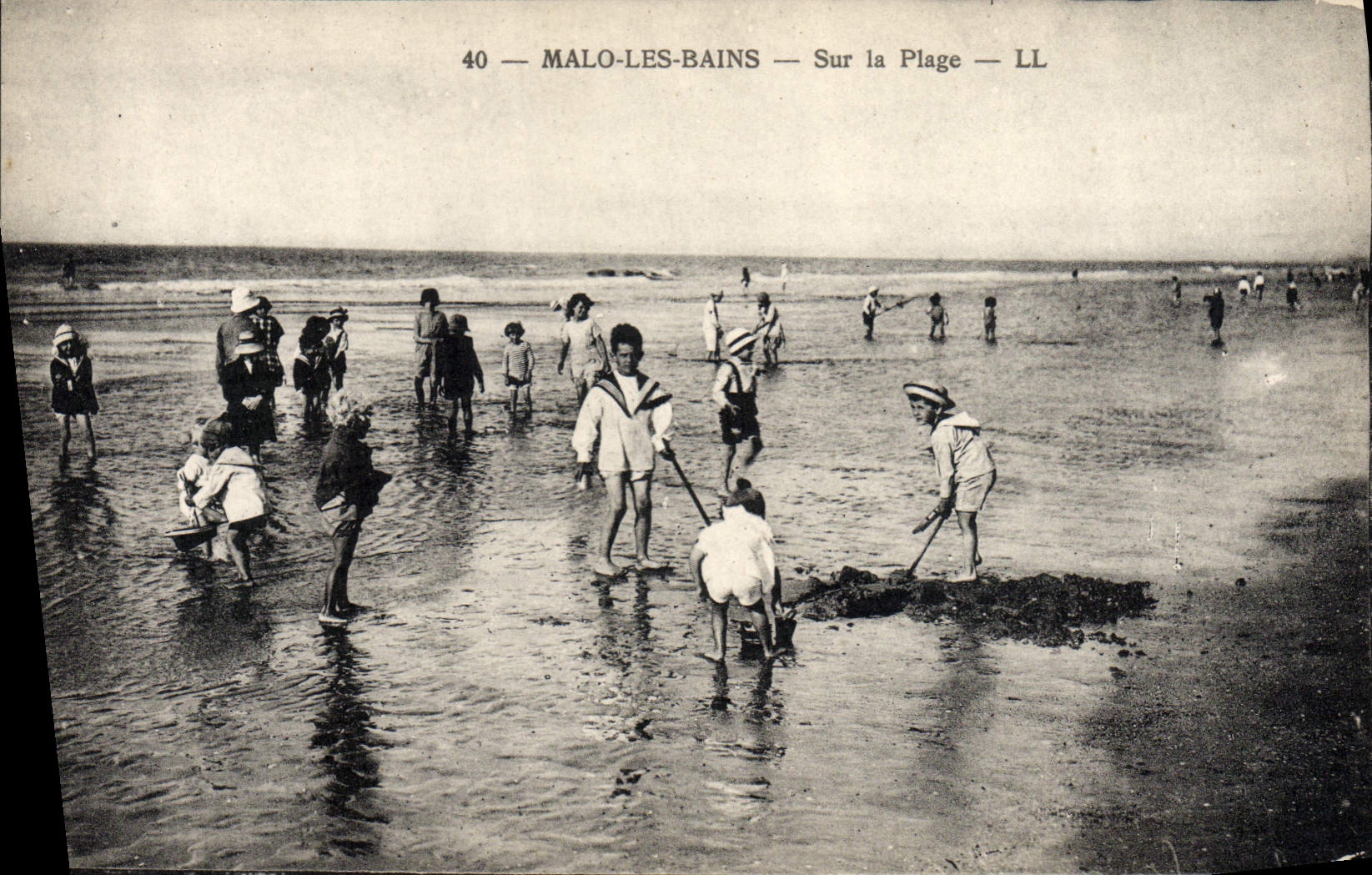 VINTAGE POSTCARD Folklore Bathing suit Malo Woman les Bains On the beach Children