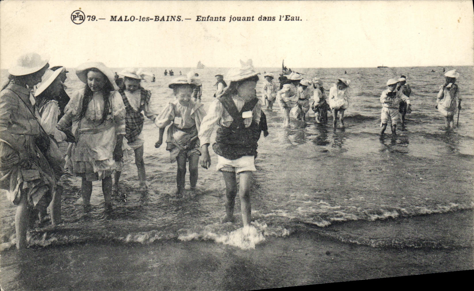 CPA Folklore Maillot de Bains Enfants Malo les Bains Enfants jouant dans l'eau
