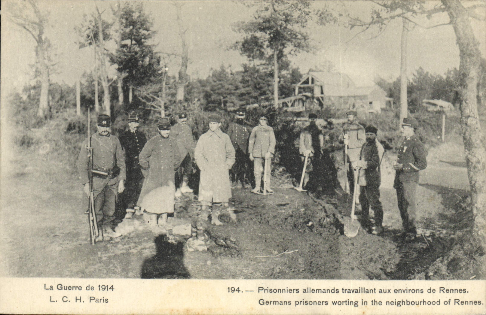 CPA Militaria Prisonniers allemands travaillant aux environs de Rennes 