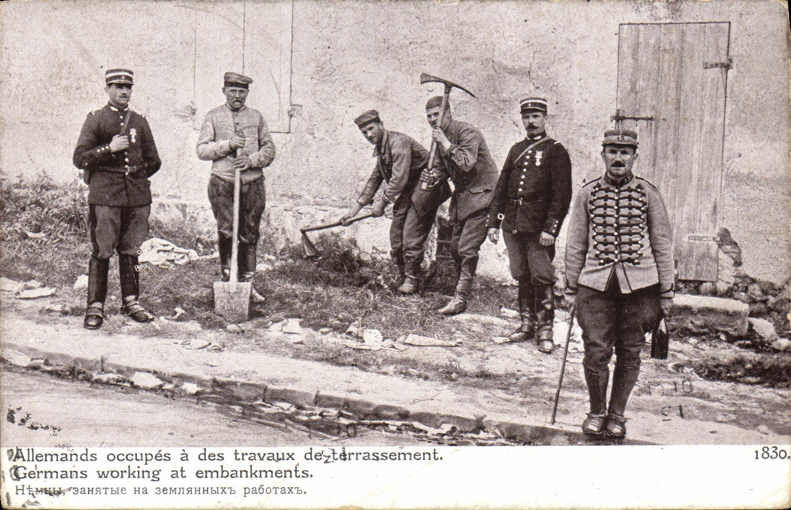 CPA Militaria Allemands occupes a des travaux de terrassement 