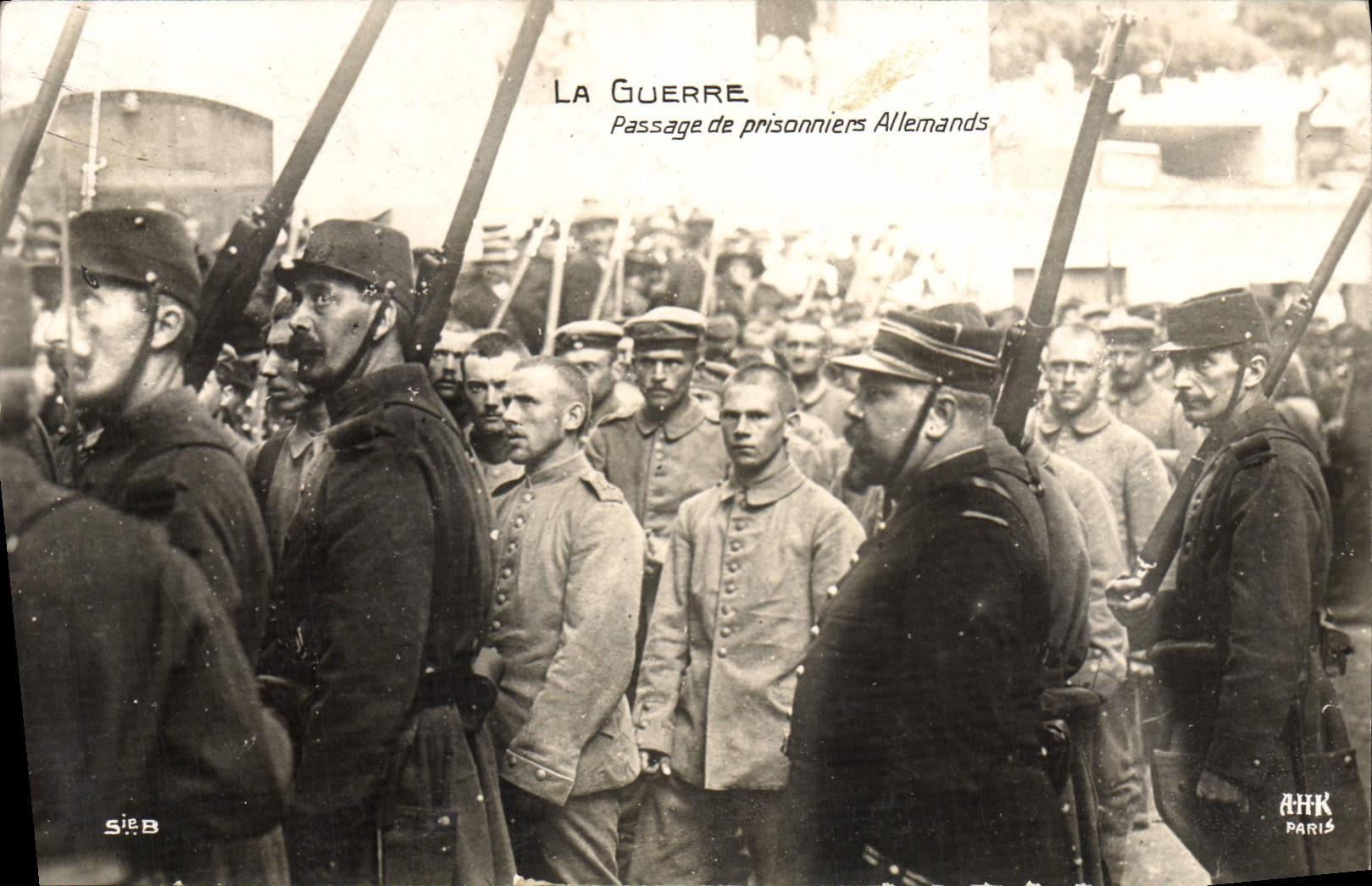 CPA Militaria Passage de prisonniers allemands 