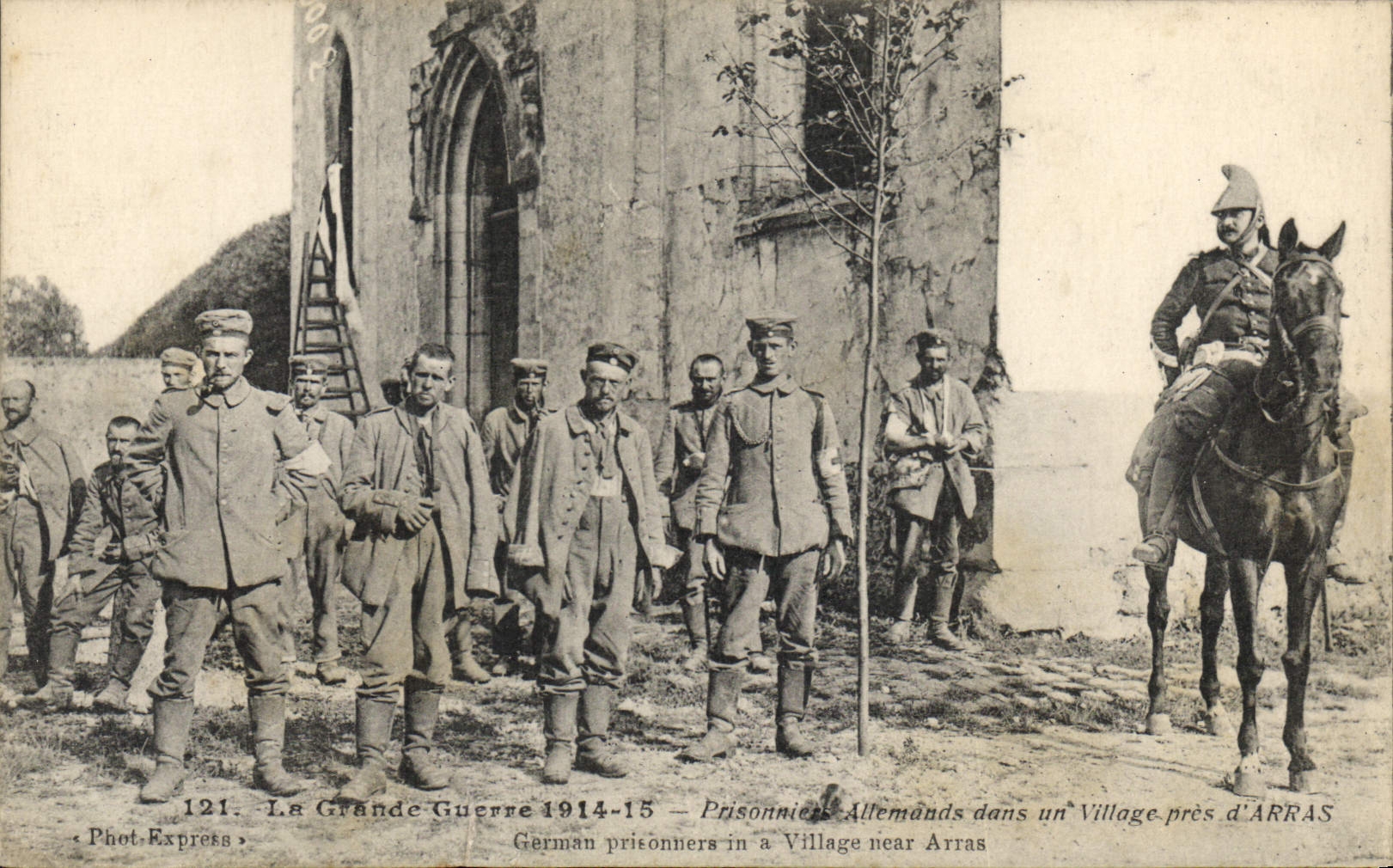 CPA Militaria Prisonniers allemands dans un village pres d'Arras