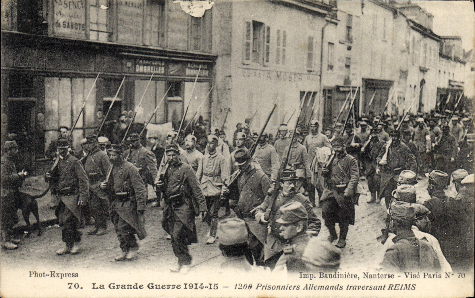 CPA Militaria Prisonniers allemands traversant Reims