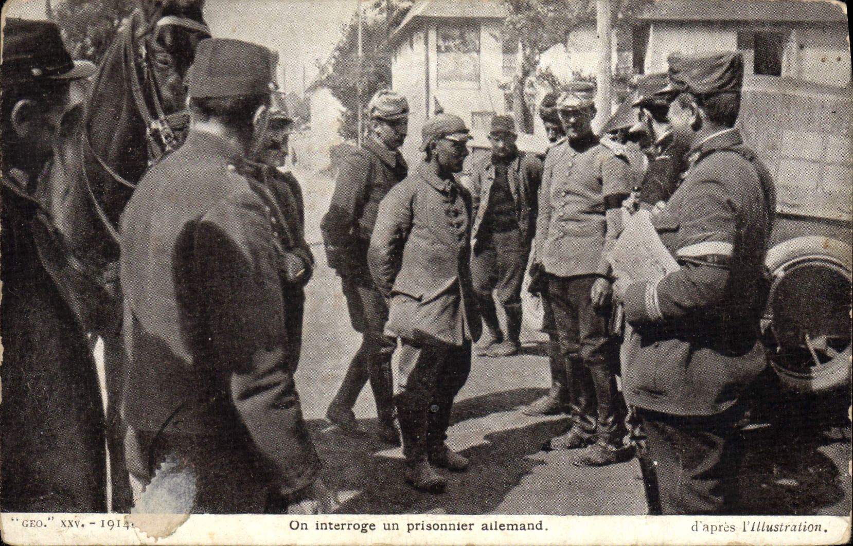 CPA Militaria On interroge un prisonnier allemand 