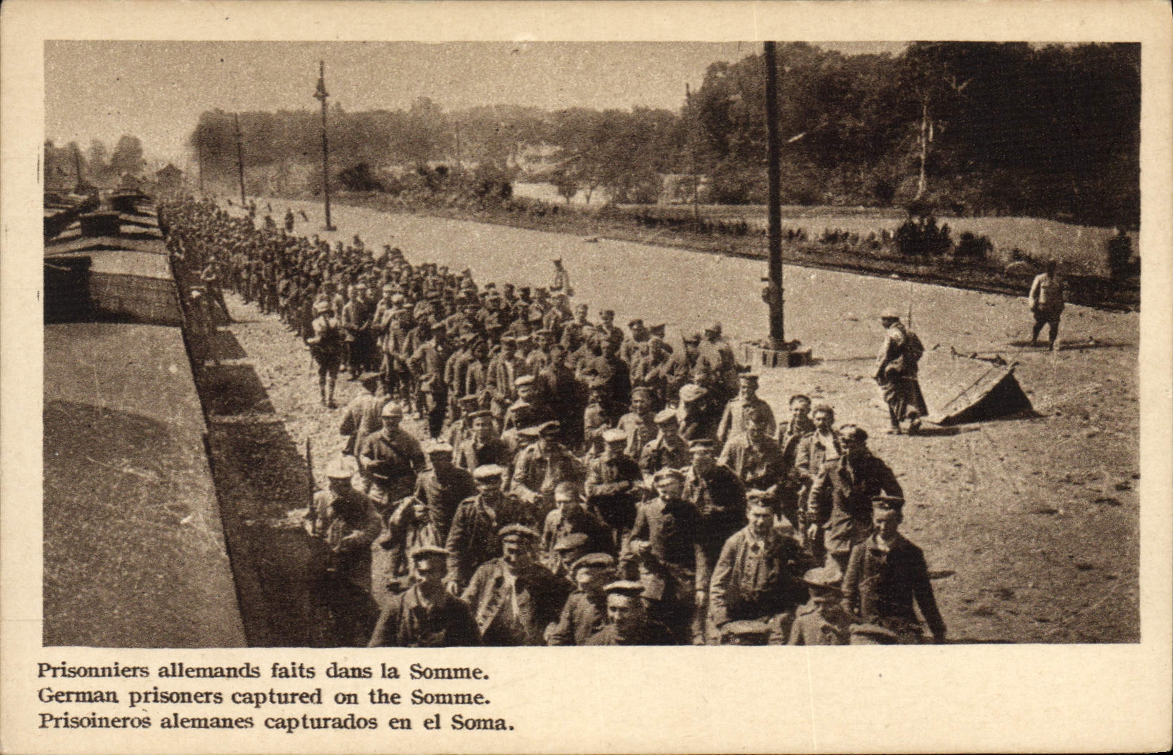 CPA Militaria Prisonniers allemands faits dans la Somme 