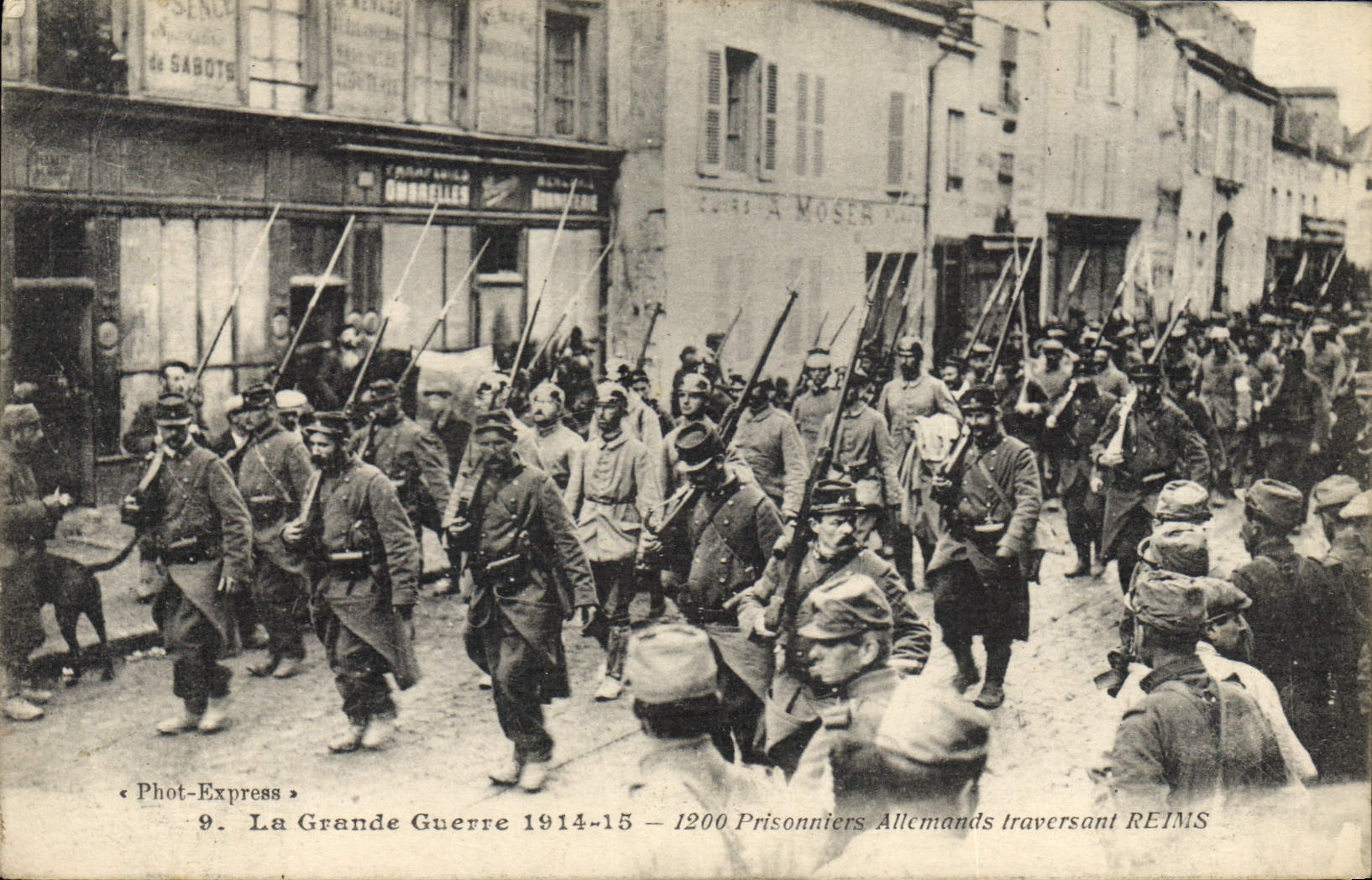 CPA Militaria Prisonniers allemands traversant Reims 