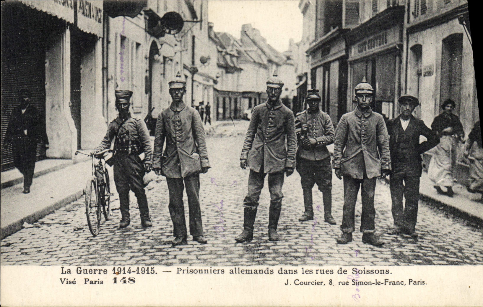CPA Militaria Prisonniers allemands dans les rues de Soissons 