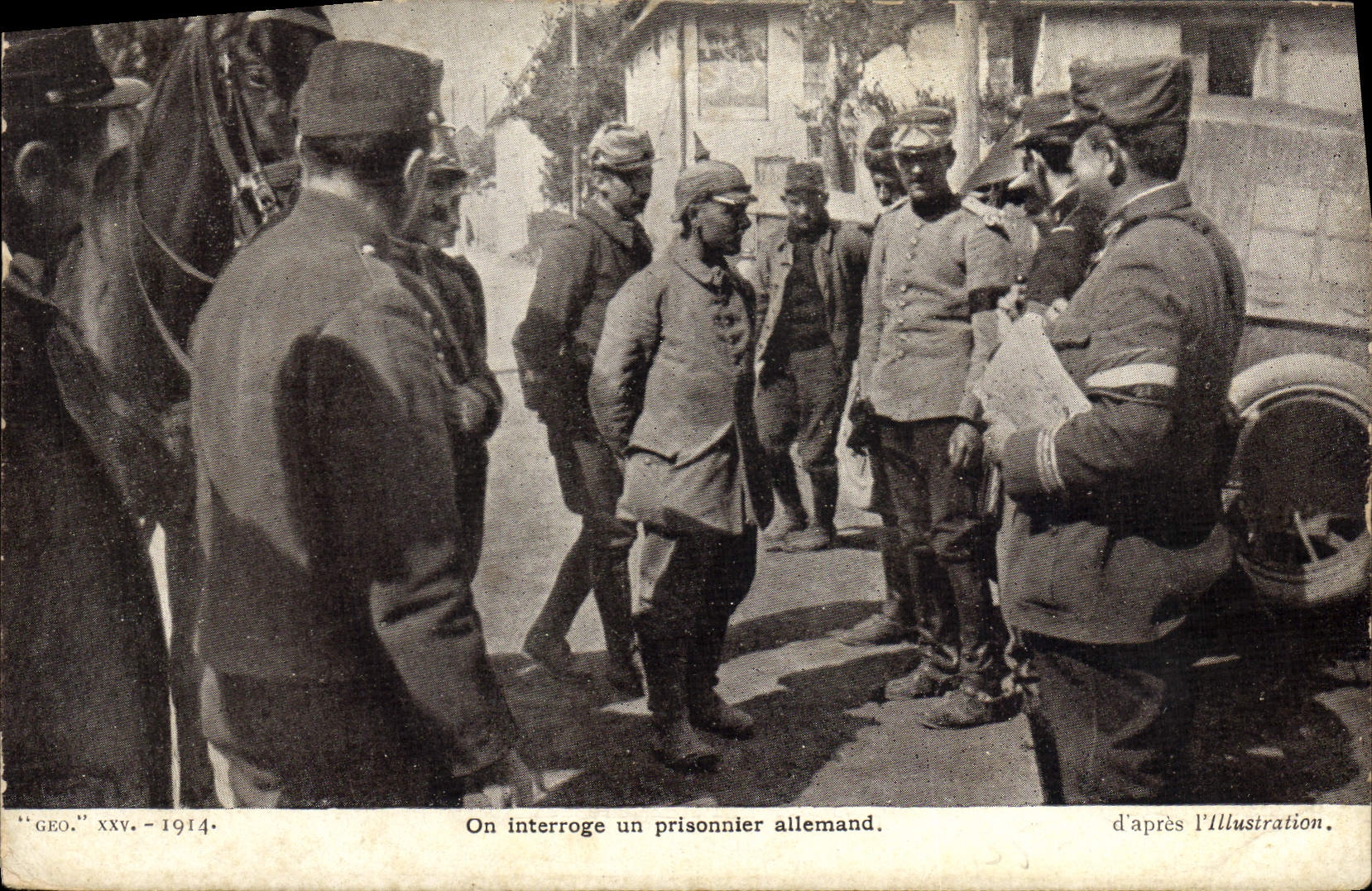CPA Militaria On interroge un prisonnier allemand 