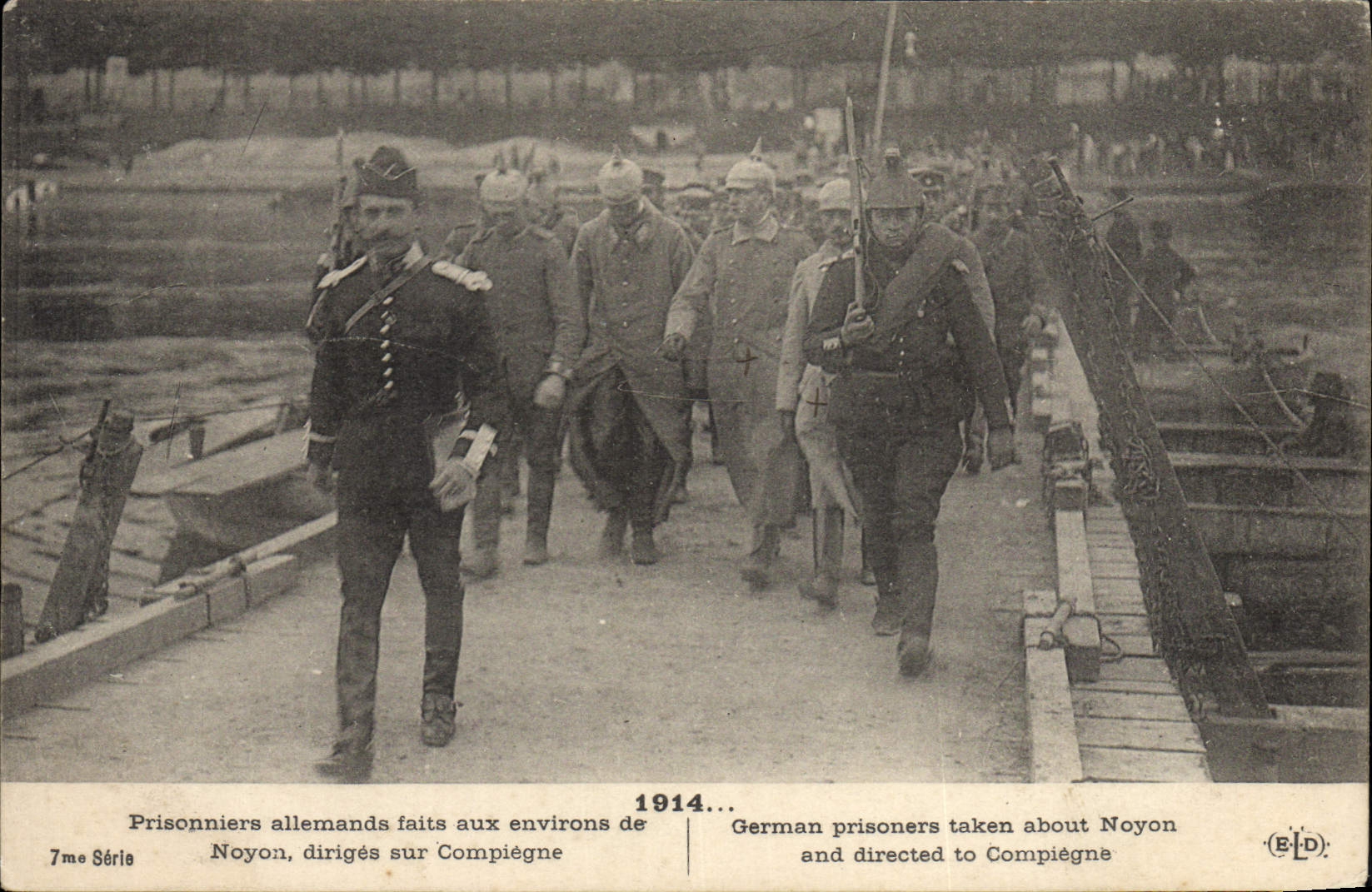 CPA Militaria Prisonniers allemands faits aux environs de Noyon diriges sur Compiegne 