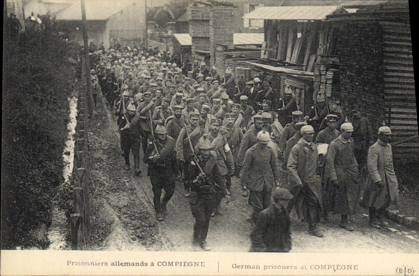 CPA Militaria Prisonniers allemands a Compiegne 