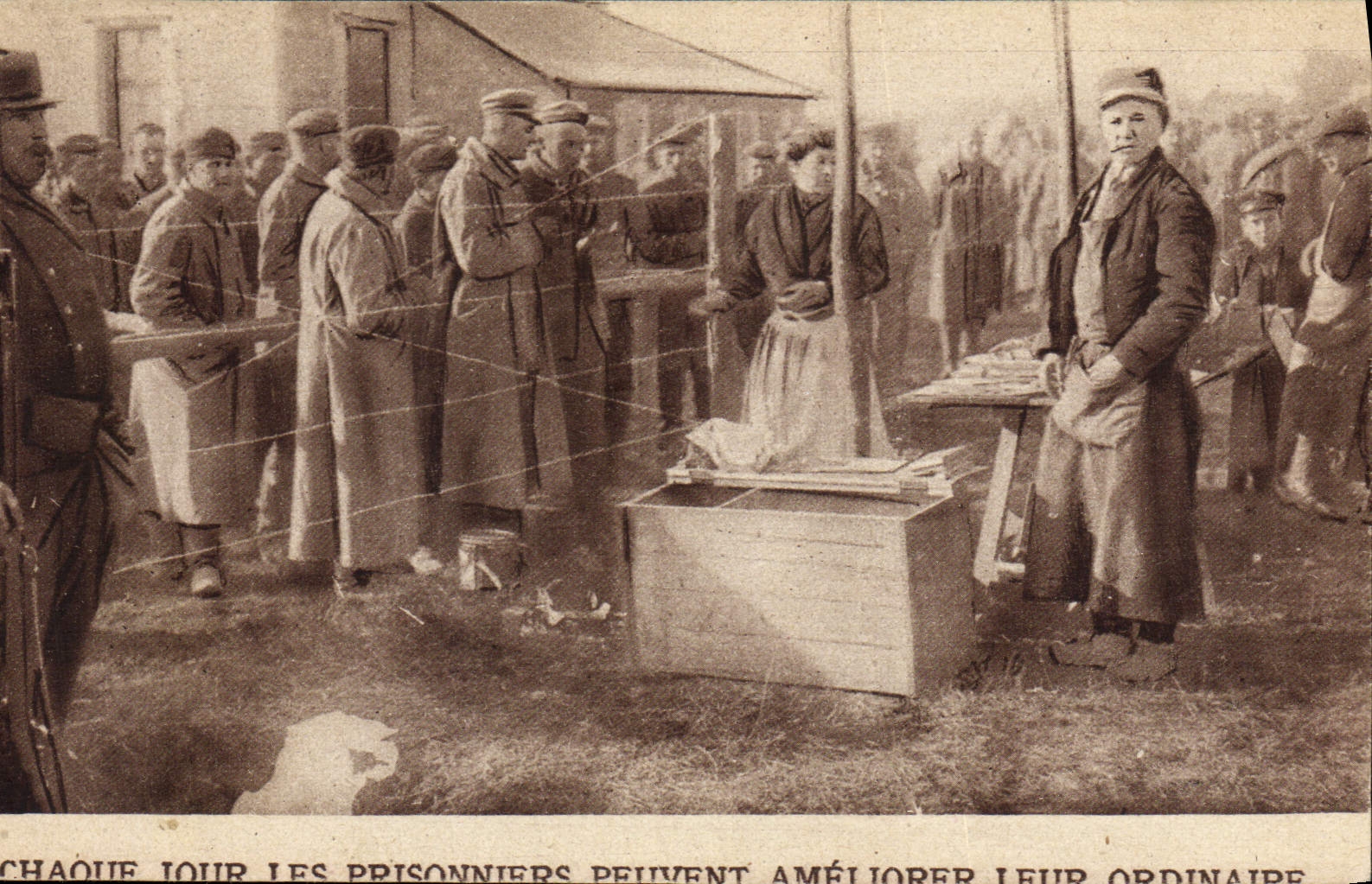 CPA Militaria Chaque jour les prisonniers peuvent ameliorer leur ordinaire 