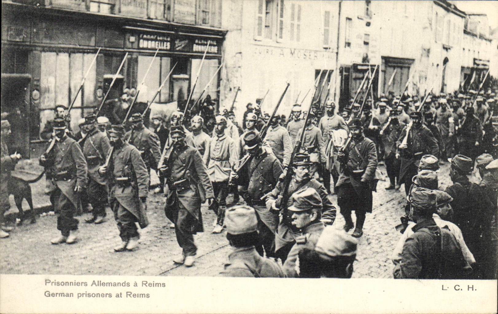 CPA Militaria Prisonniers allemands a Reims 