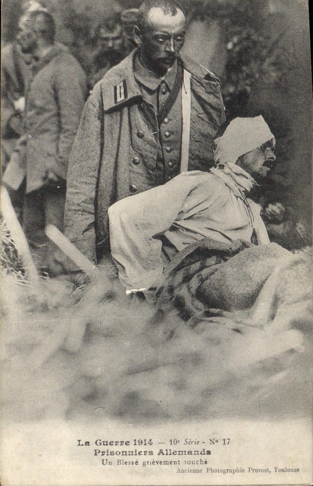 CPA Militaria Prisonniers allemands Un blesse grievement blesse
