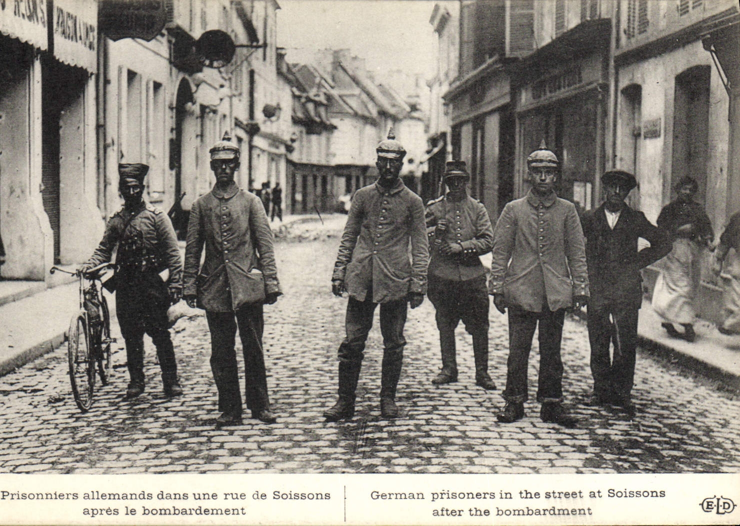 CPA Militaria Prisonniers allemands dans une rue de Soissons apres le bombardement 