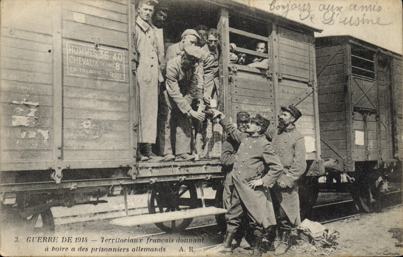 CPA Militaria Territoriaux francais donnant a boire a des prisonniers allemands 