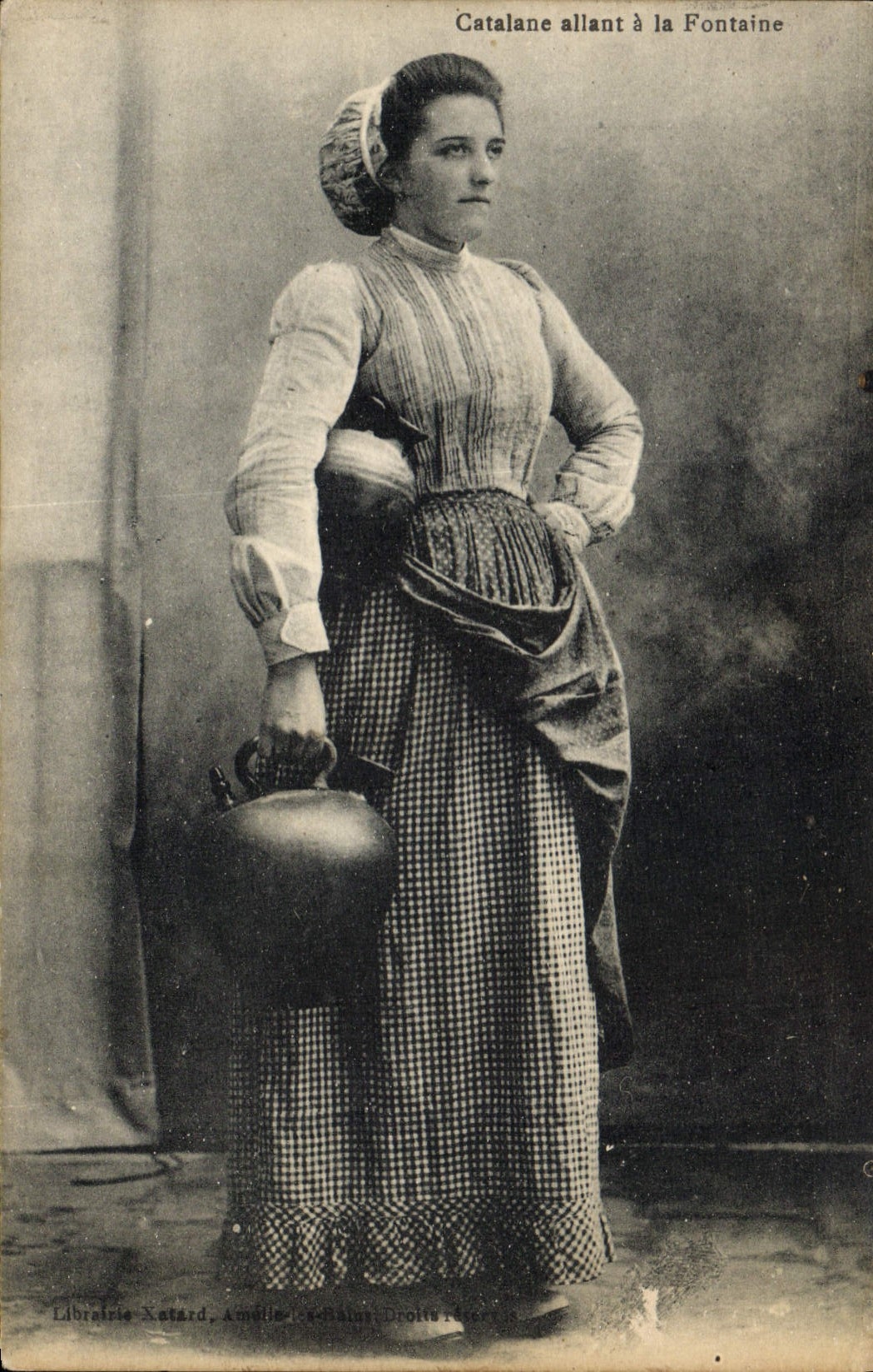 CPA Folklore Catalane allant a la fontaine