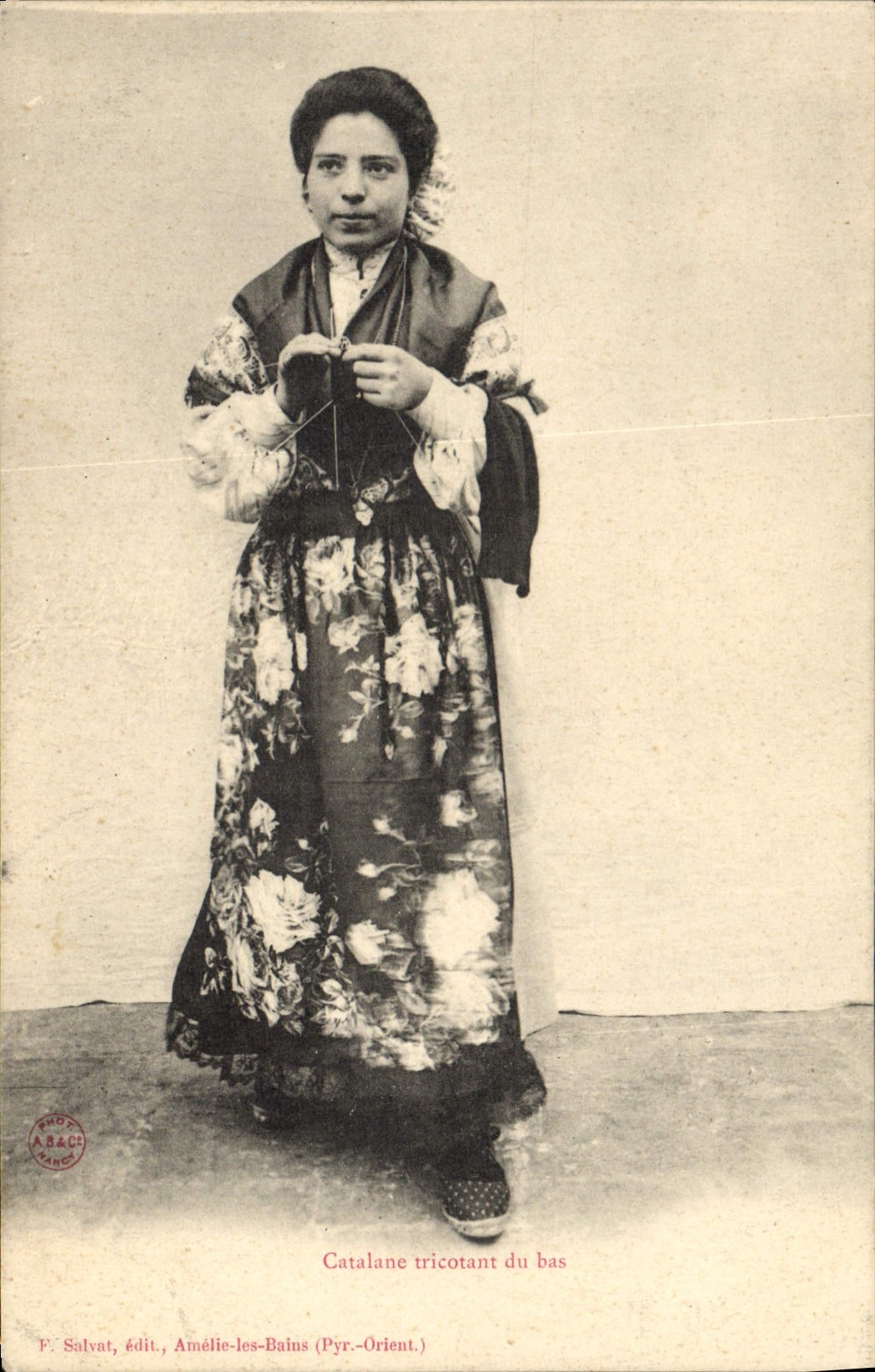 CPA Folklore Catalane tricotant du bas