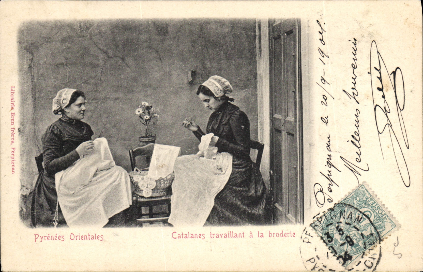 CPA Folklore Pyrenees Orientales Catalanes travaillant a la broderie