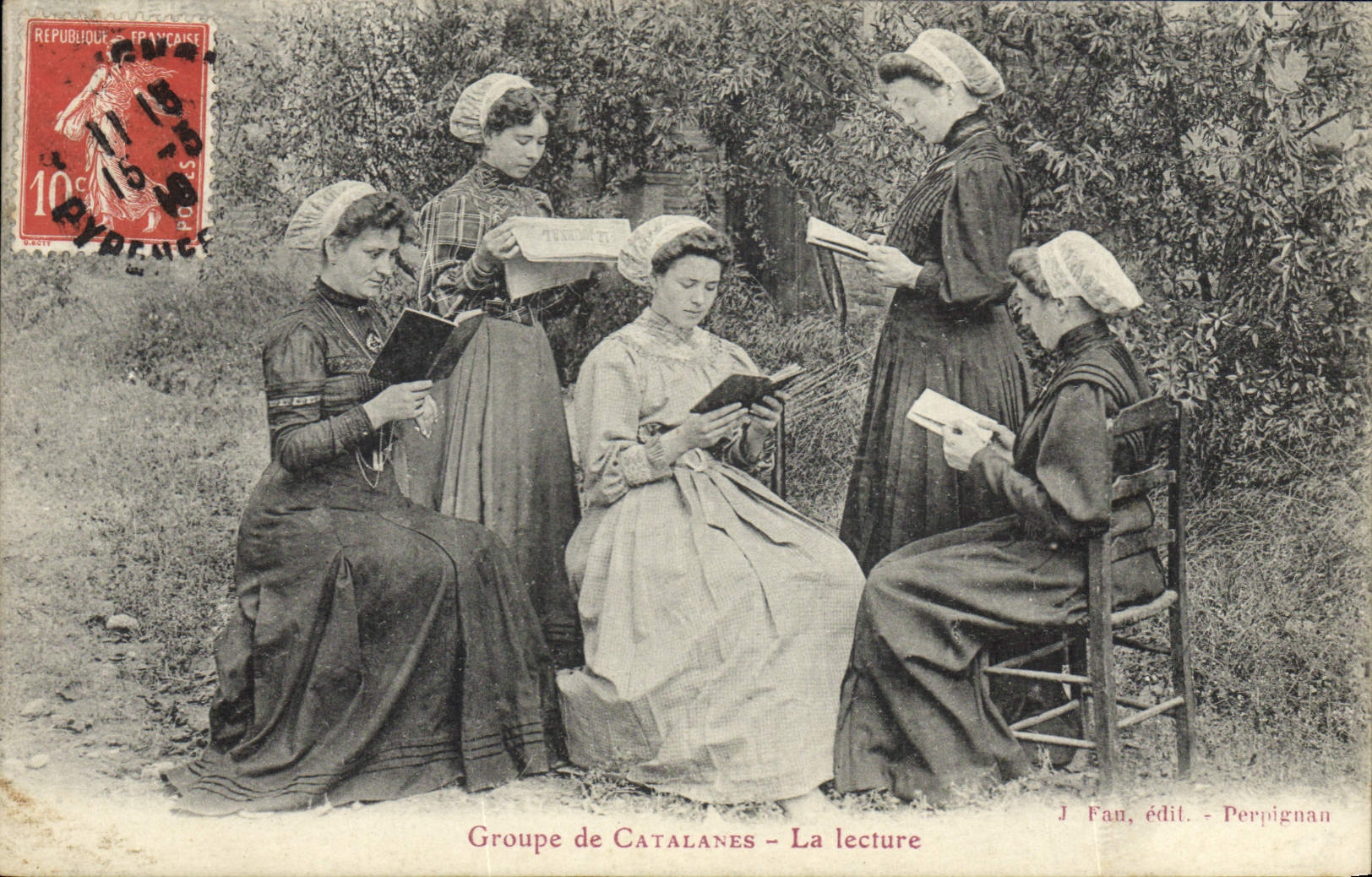 CPA Folklore Groupe de Catalanes La lecture 