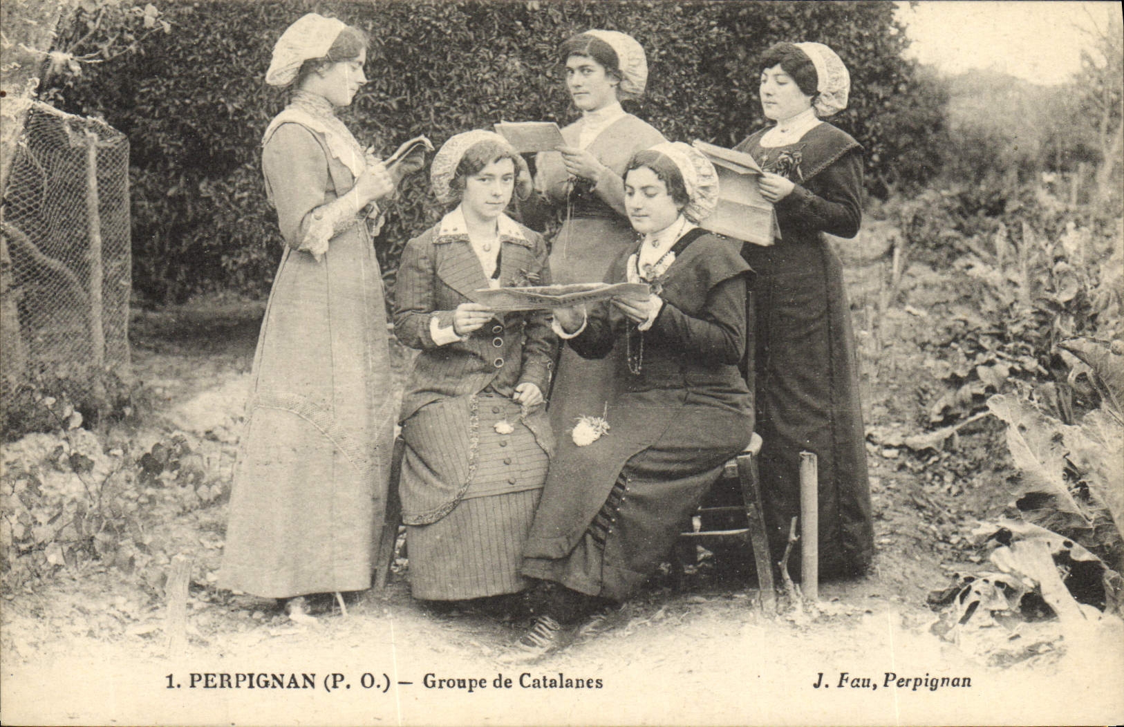 CPA Folklore Perpignan Groupe de Catalanes