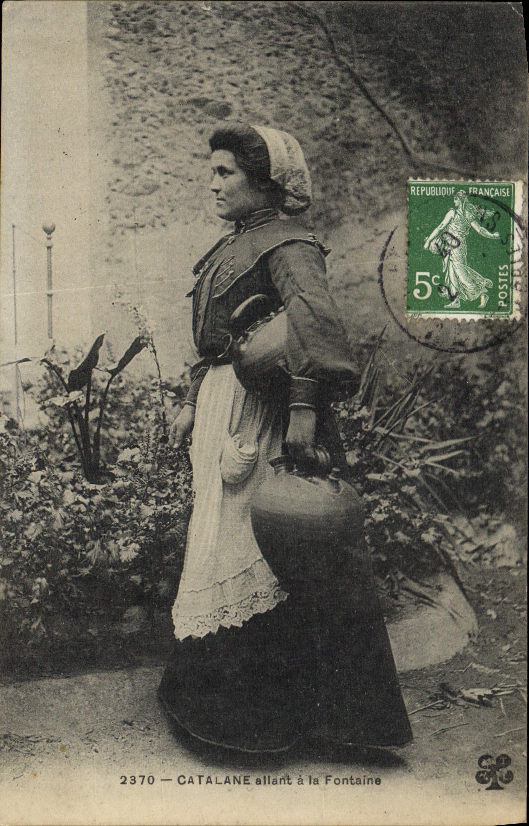 CPA Folklore Catalane allant a la fontaine