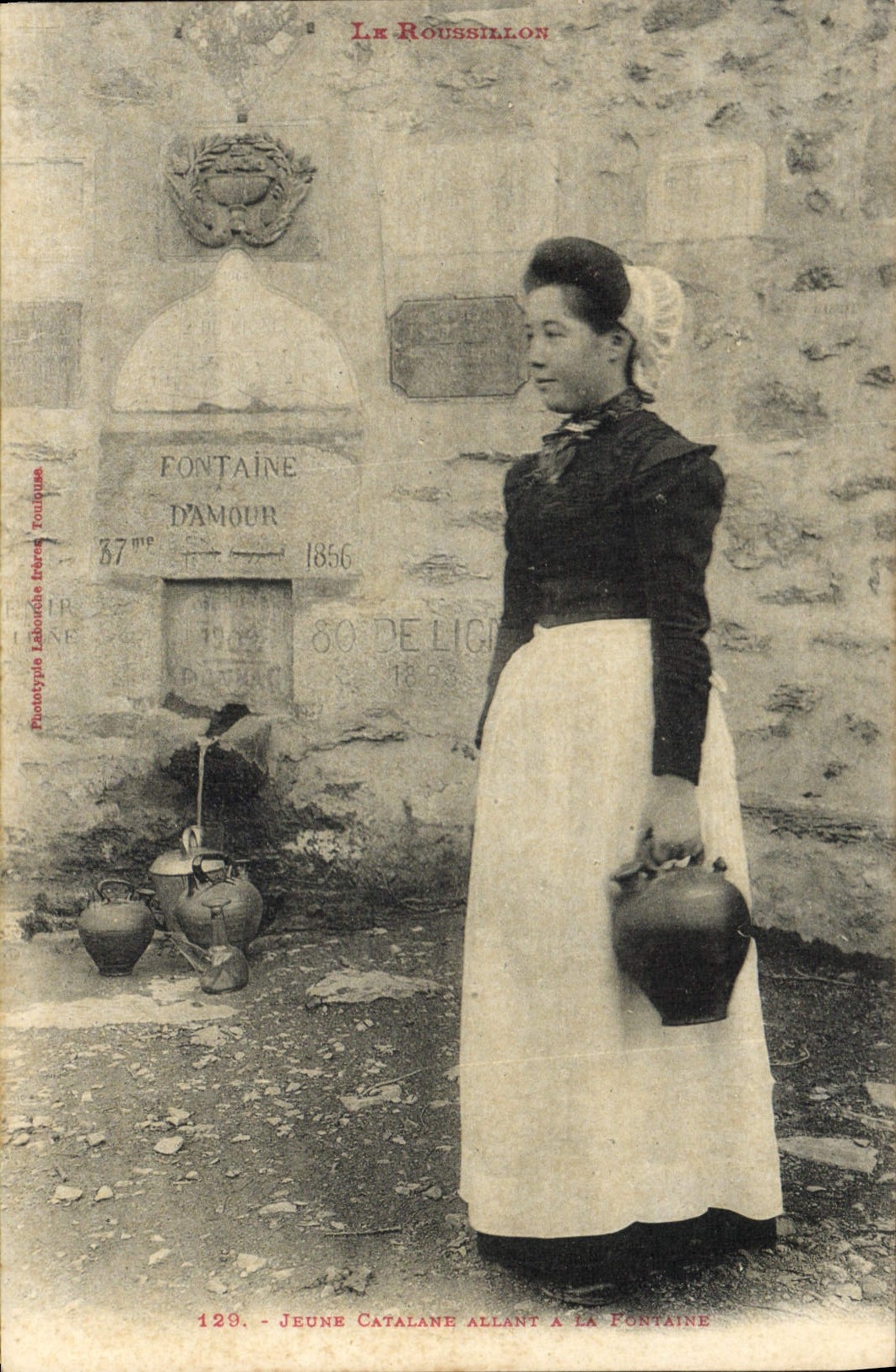 CPA Folklore Le Roussillon Jeune Catalane allant a la fontaine