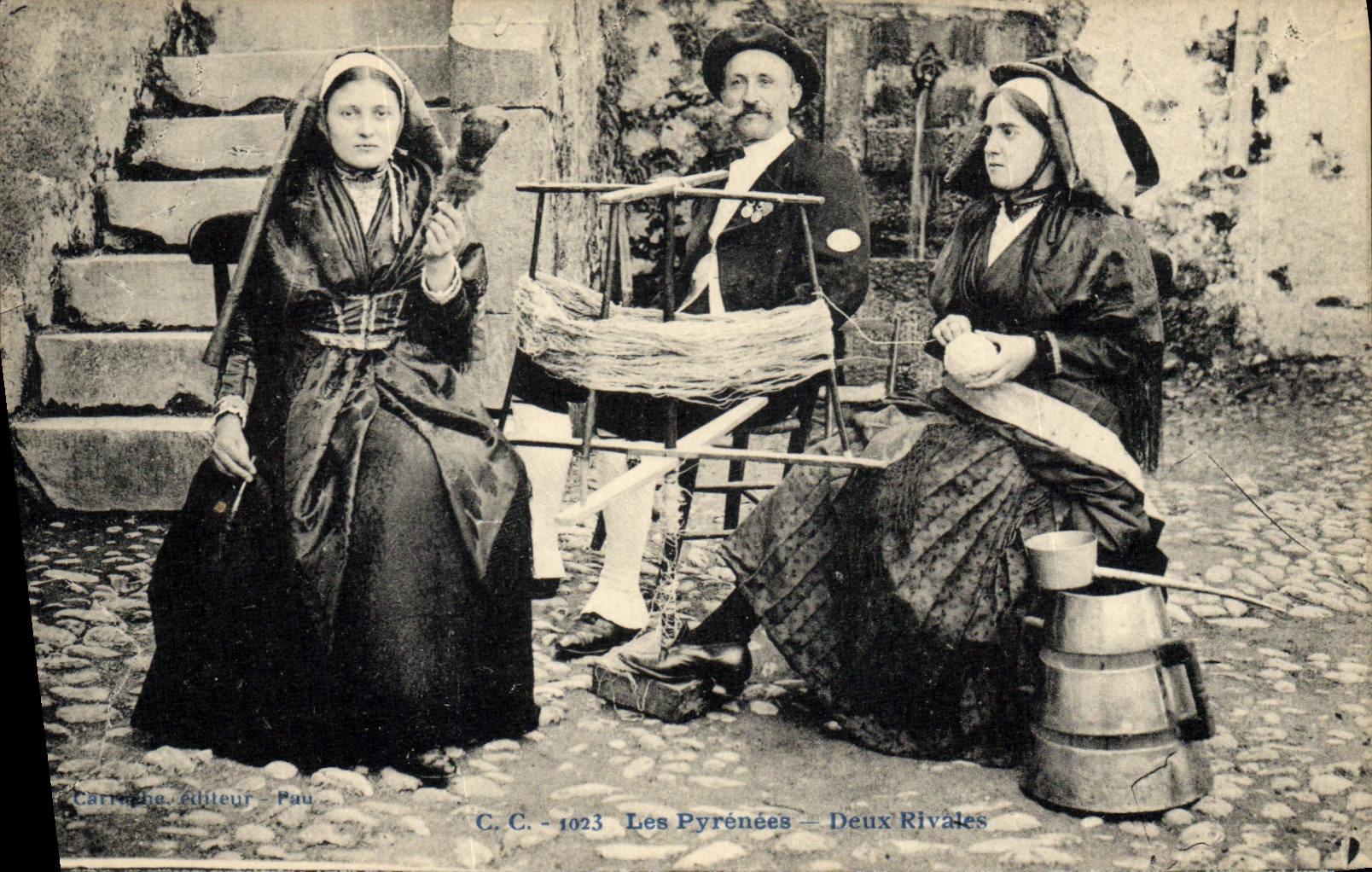 CPA Folklore Pyrenees Deux rivales