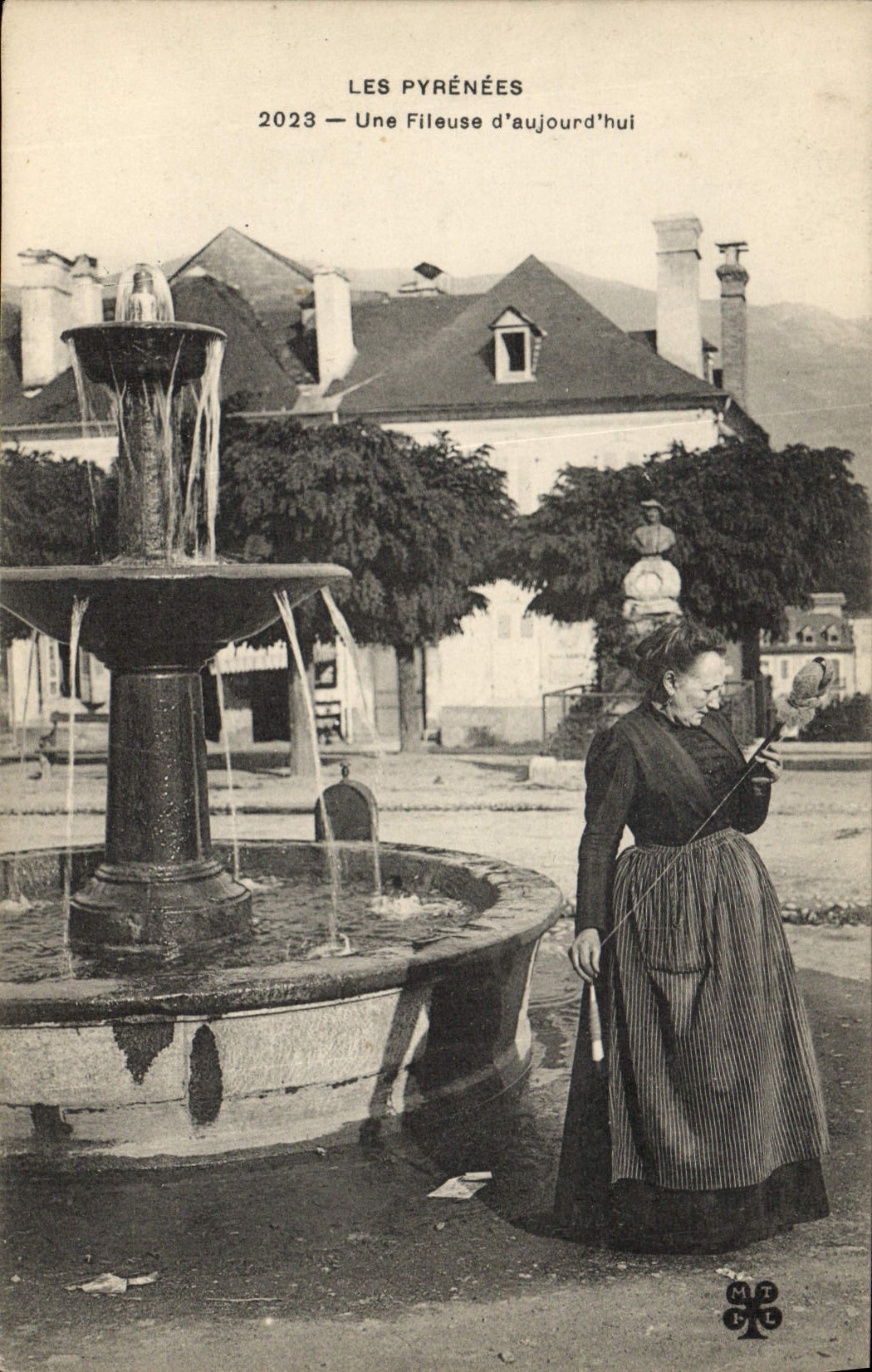 CPA Folklore Pyrenees Une fileuse d'aujourd'hui