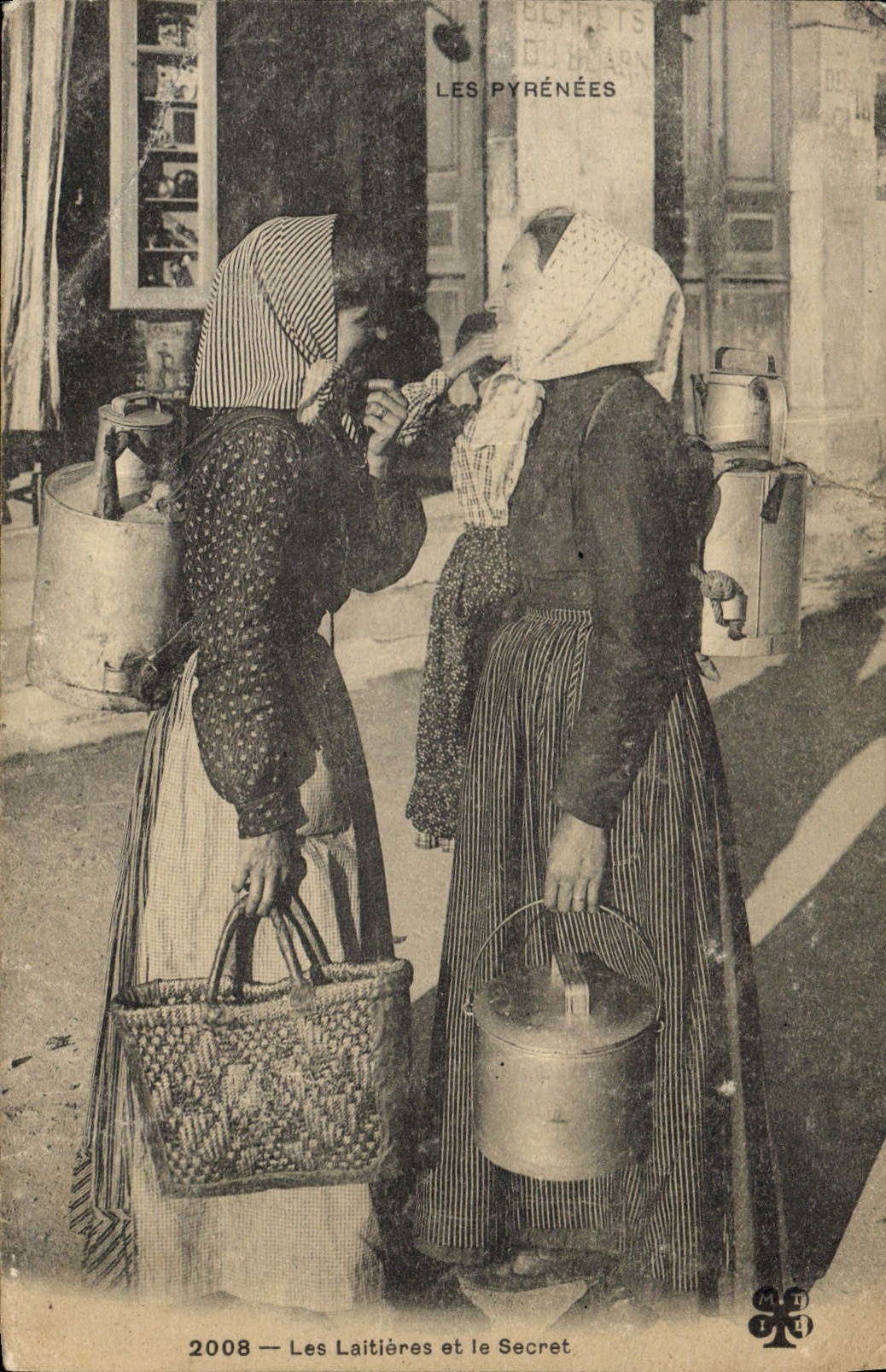 CPA Folklore Pyrenees Les laitieres 