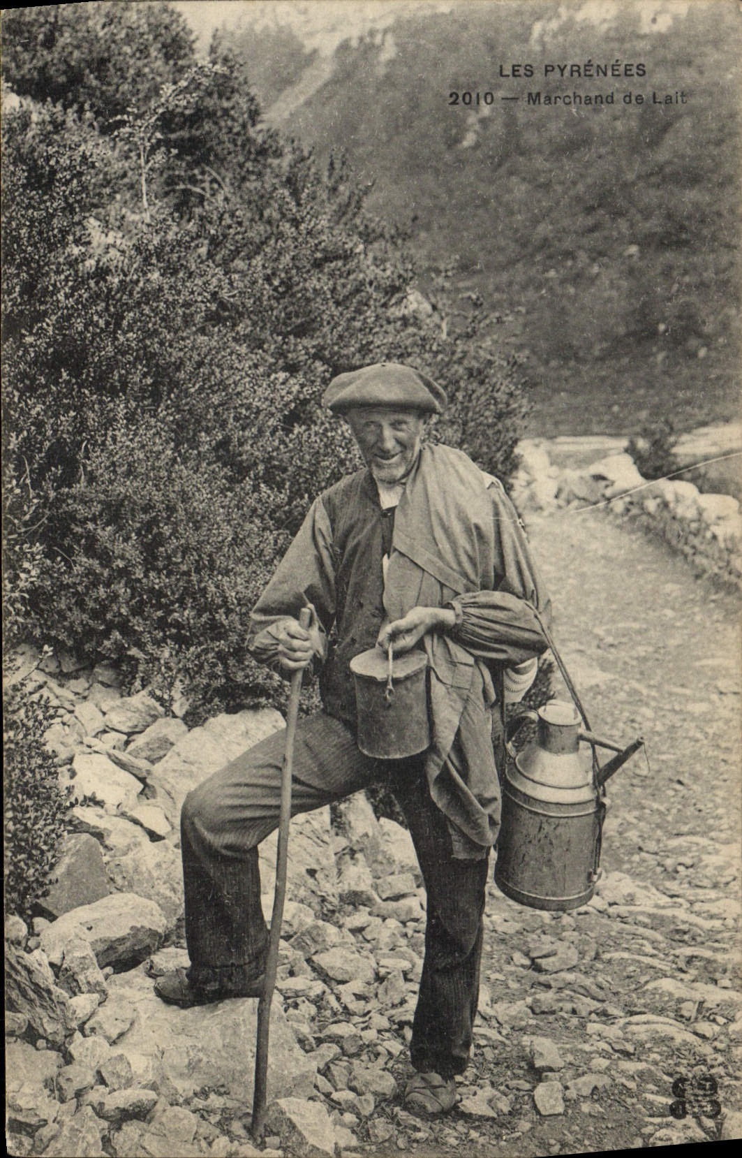 CPA Folklore Pyrenees Marchand de lait TOP